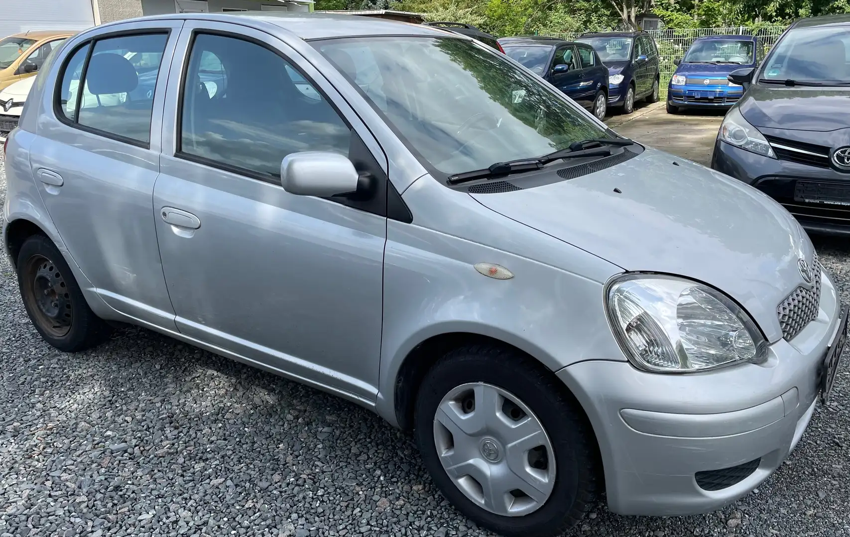 Toyota Yaris Plateado - 1