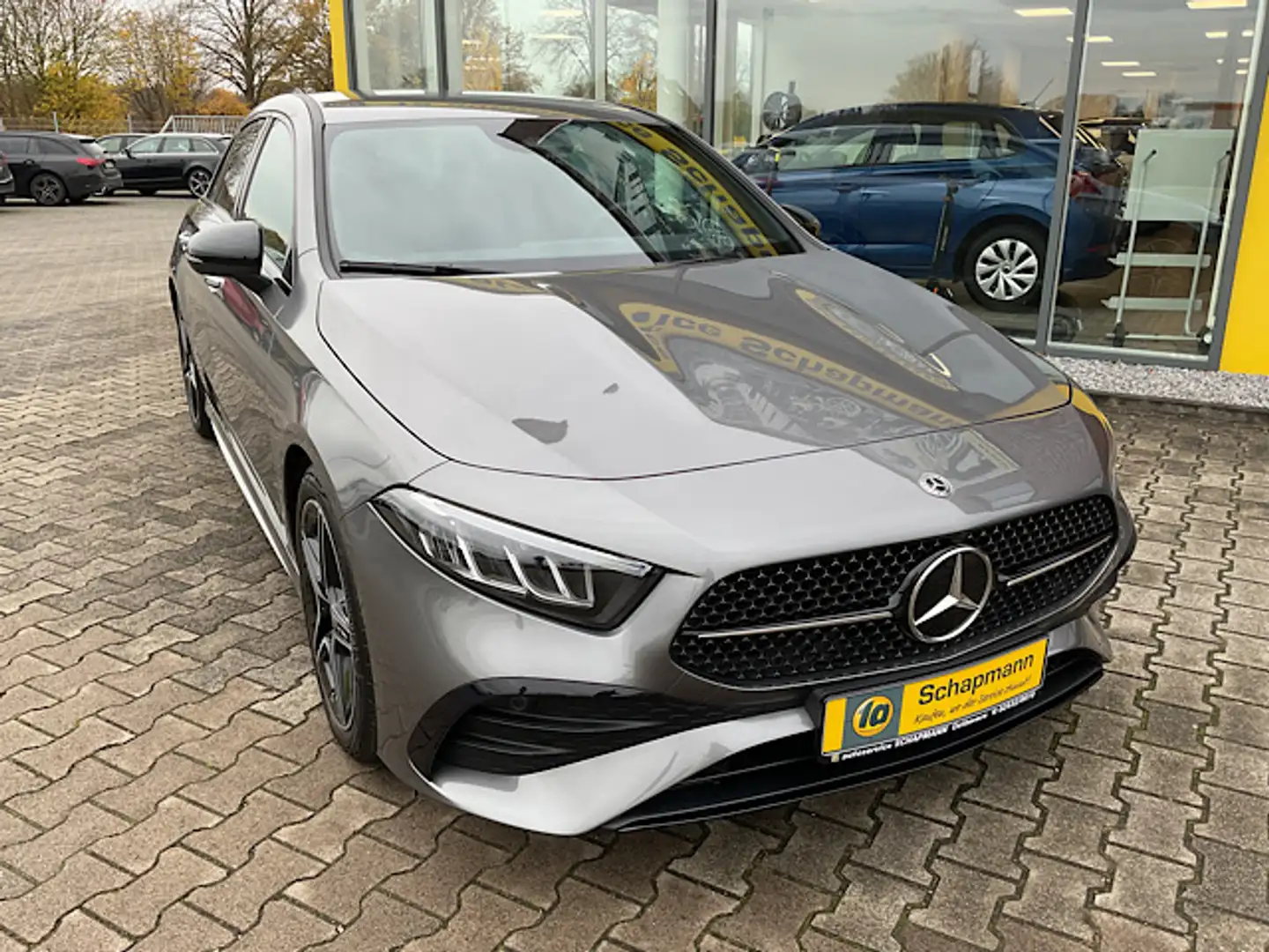 Mercedes-Benz A 200 A200 7G-DCT AMG Line Advanced*Night*Distronic* Grau - 2