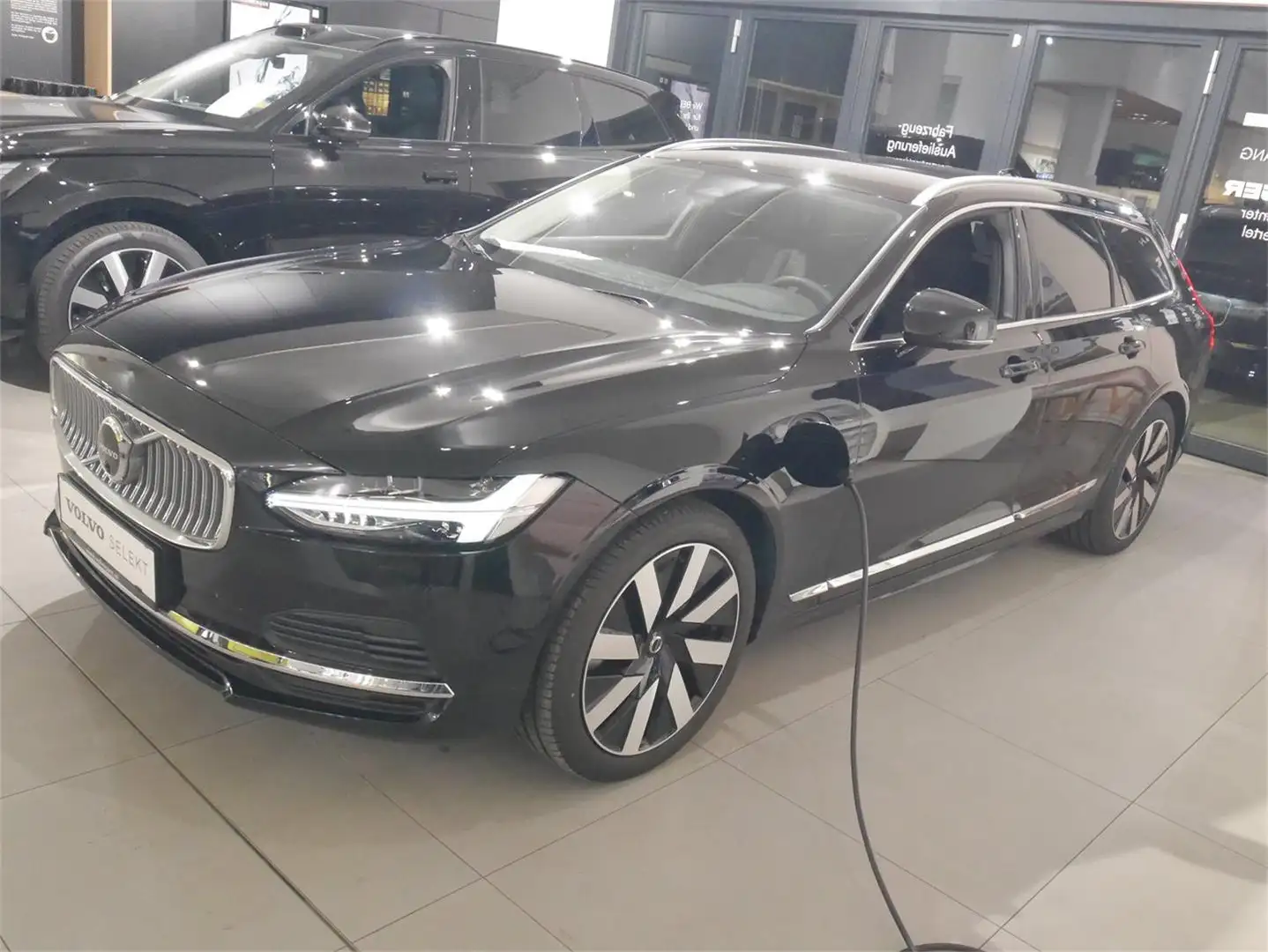Volvo V90 T8 AWD Geartr. Plus Bright Schwarz - 2