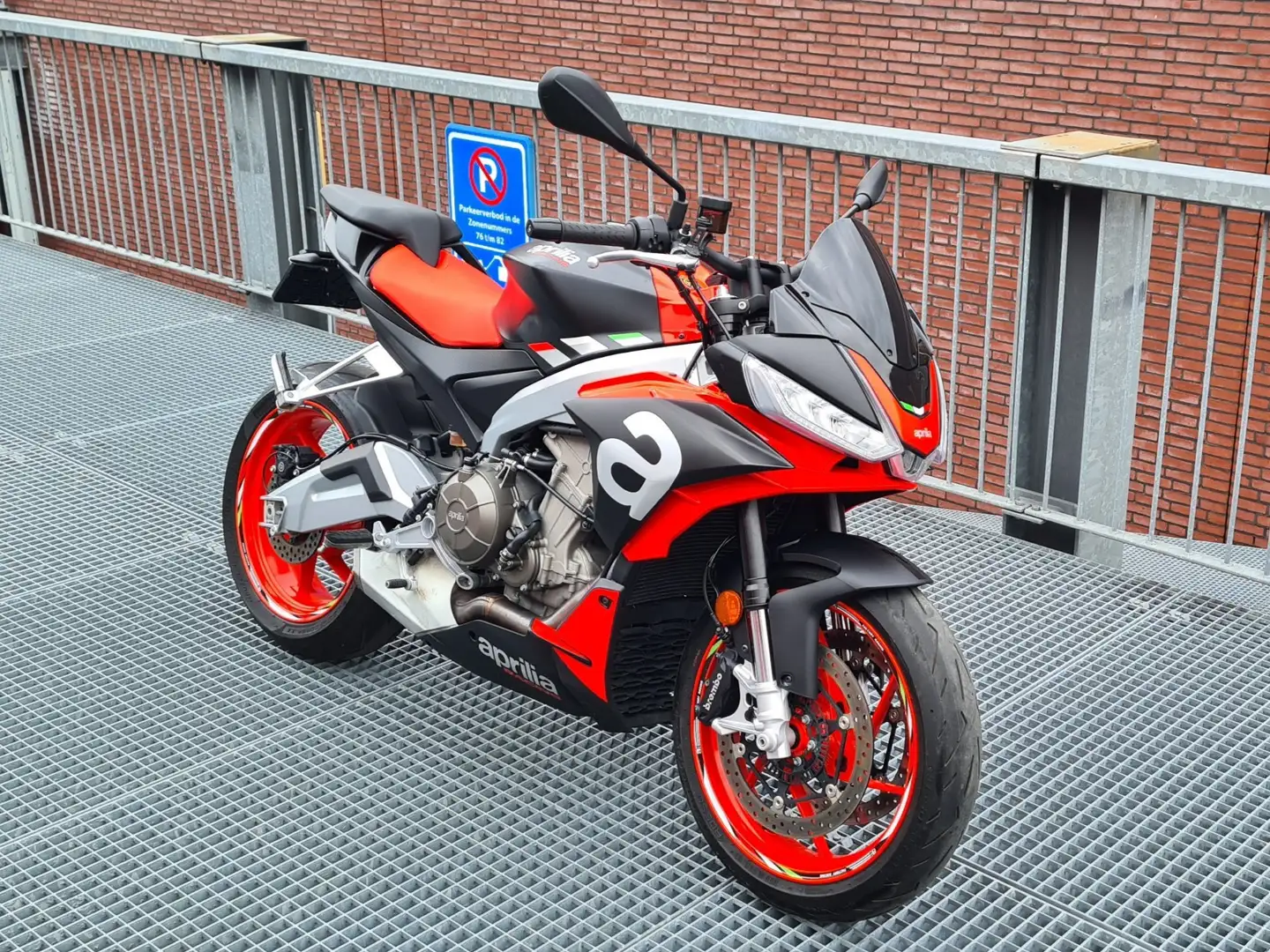 Aprilia Tuono 660 rs660 cruisecontrol TC ABS naked bike Zwart - 1