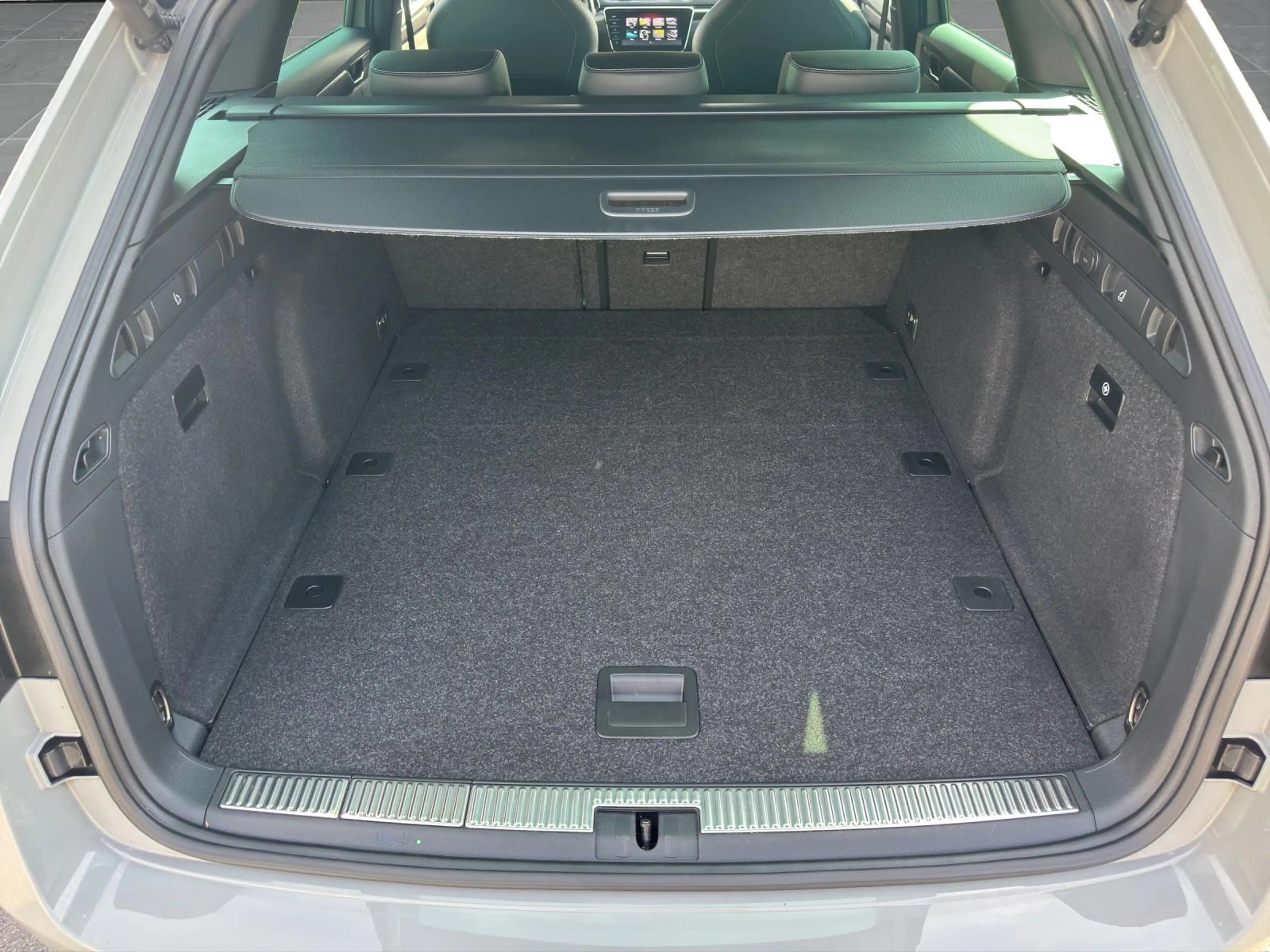 Skoda Superb Combi Sportline 4x4 2.0 TDI DSG AHK ACC — photo 9