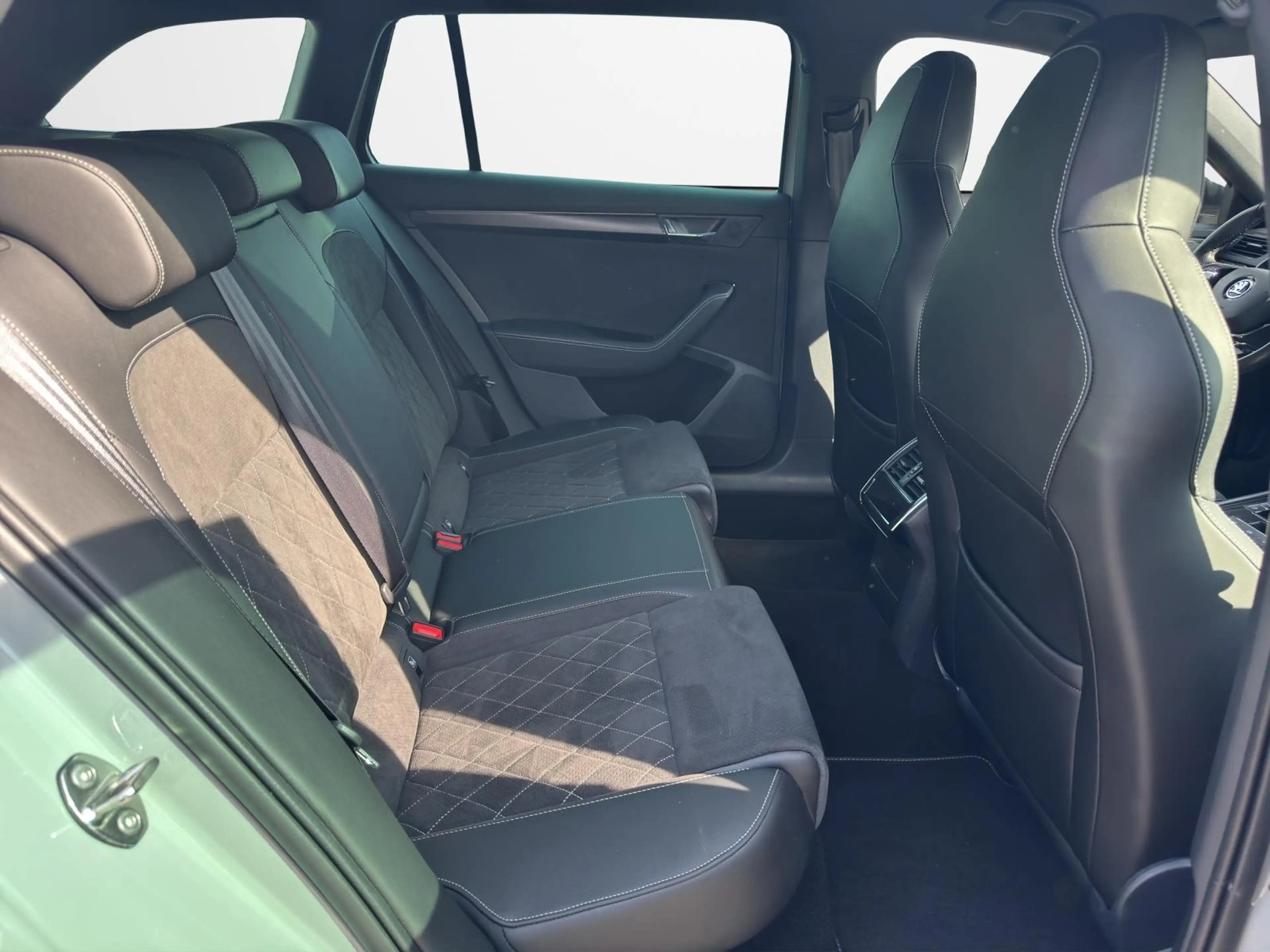 Skoda Superb Combi Sportline 4x4 2.0 TDI DSG AHK ACC — photo 8
