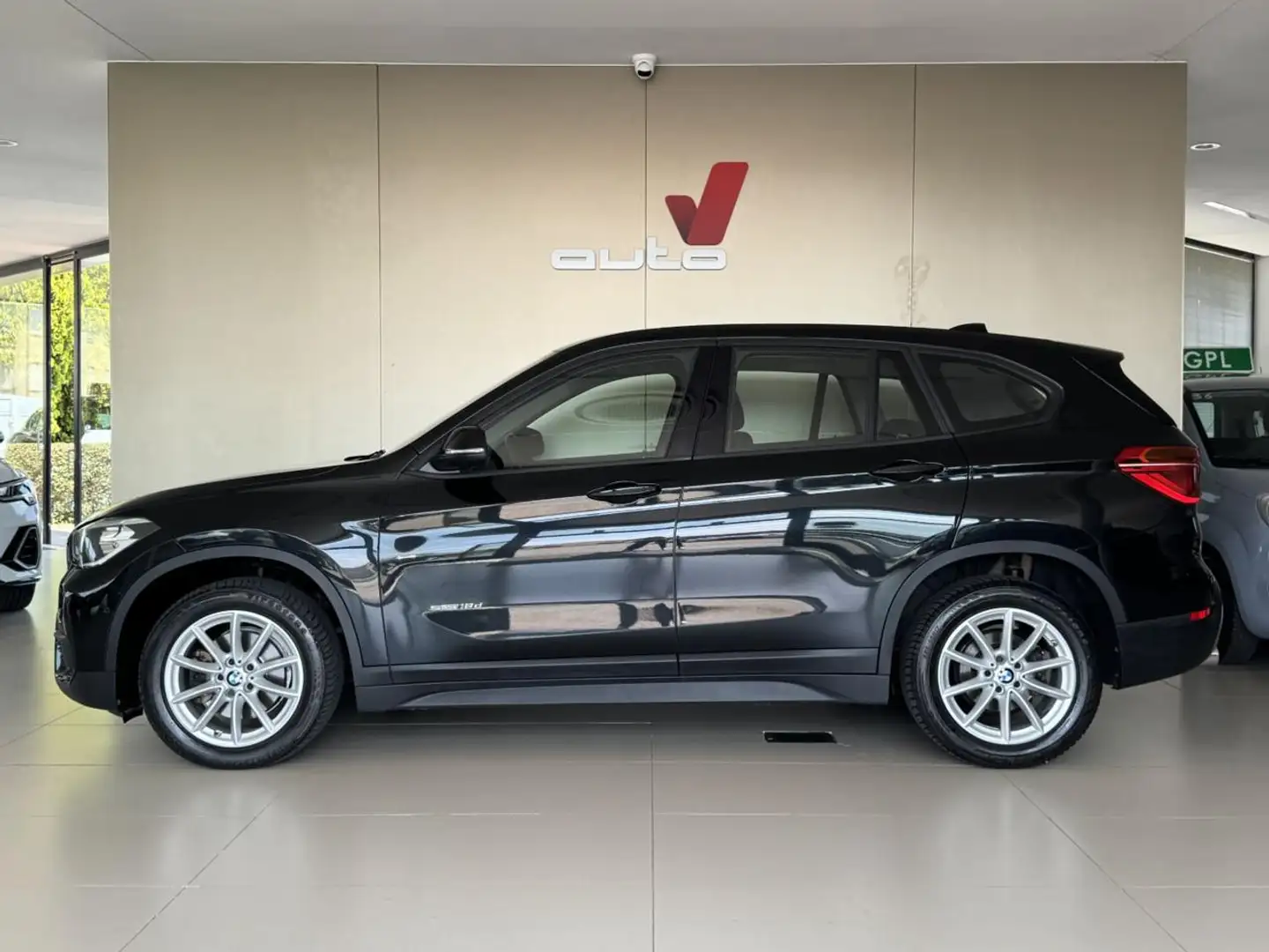 BMW X1 sDrive18d Business Noir - 1