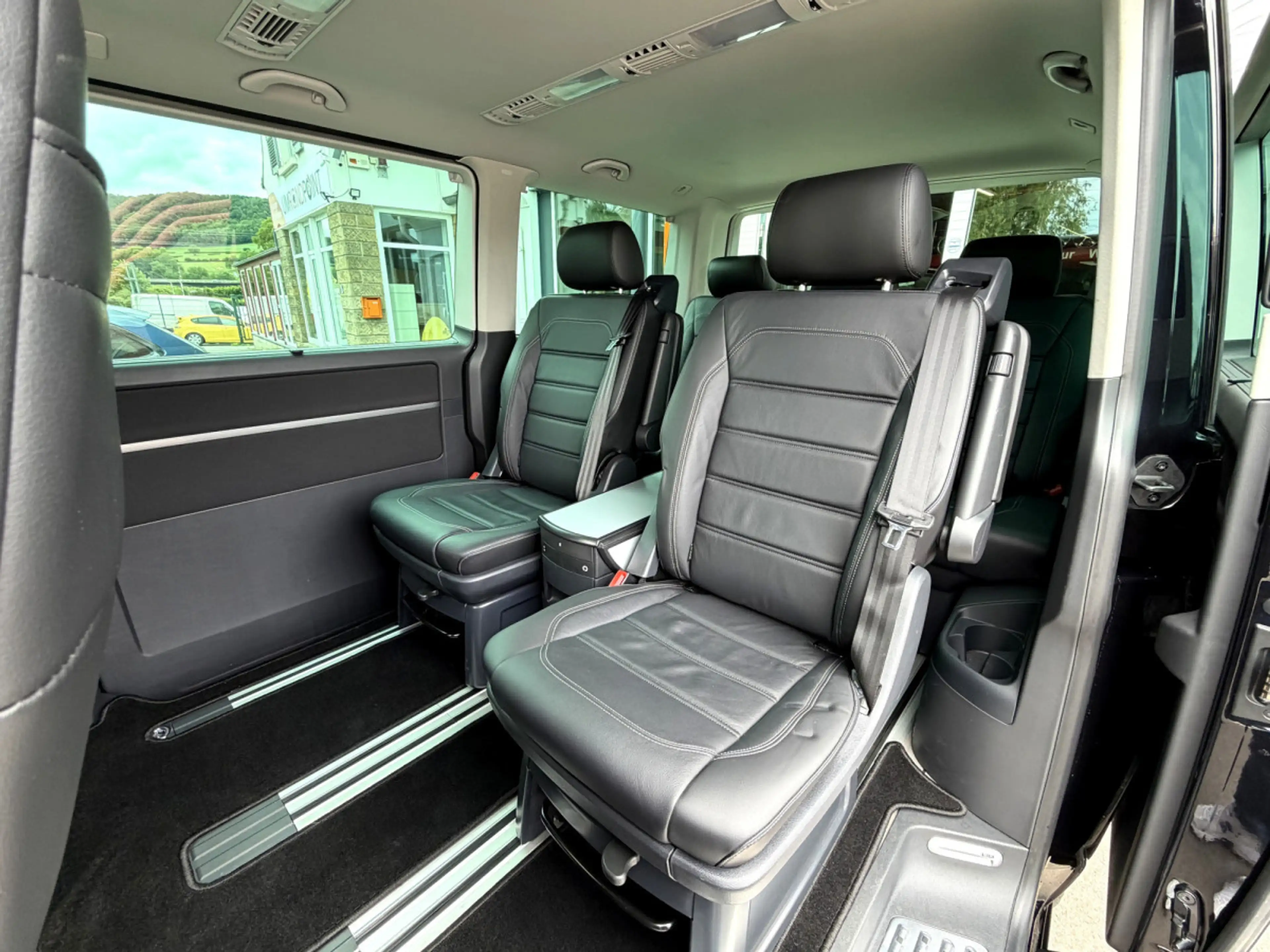 Volkswagen T6.1 Multivan 2.0 TDI 204 ch 4MOTION Generation Six — photo 13