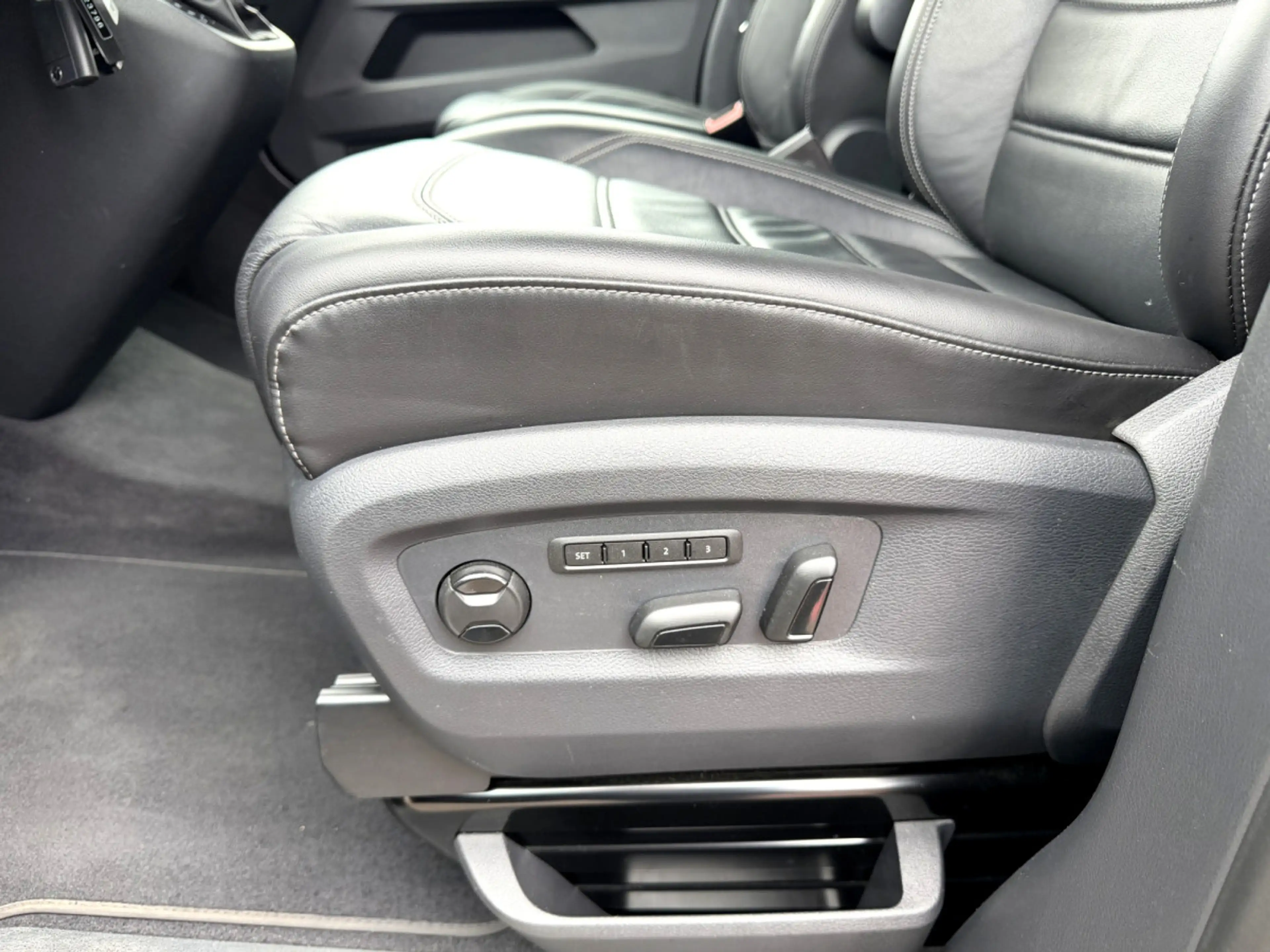 Volkswagen T6.1 Multivan 2.0 TDI 204 ch 4MOTION Generation Six — photo 10