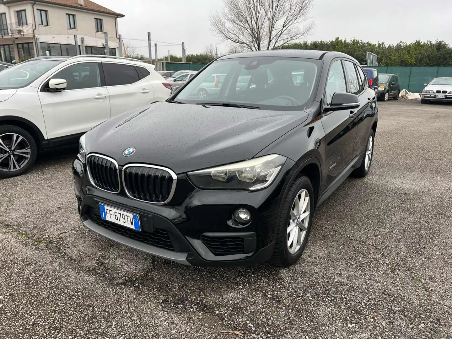 BMW X1 xDrive18d Advantage Schwarz - 1
