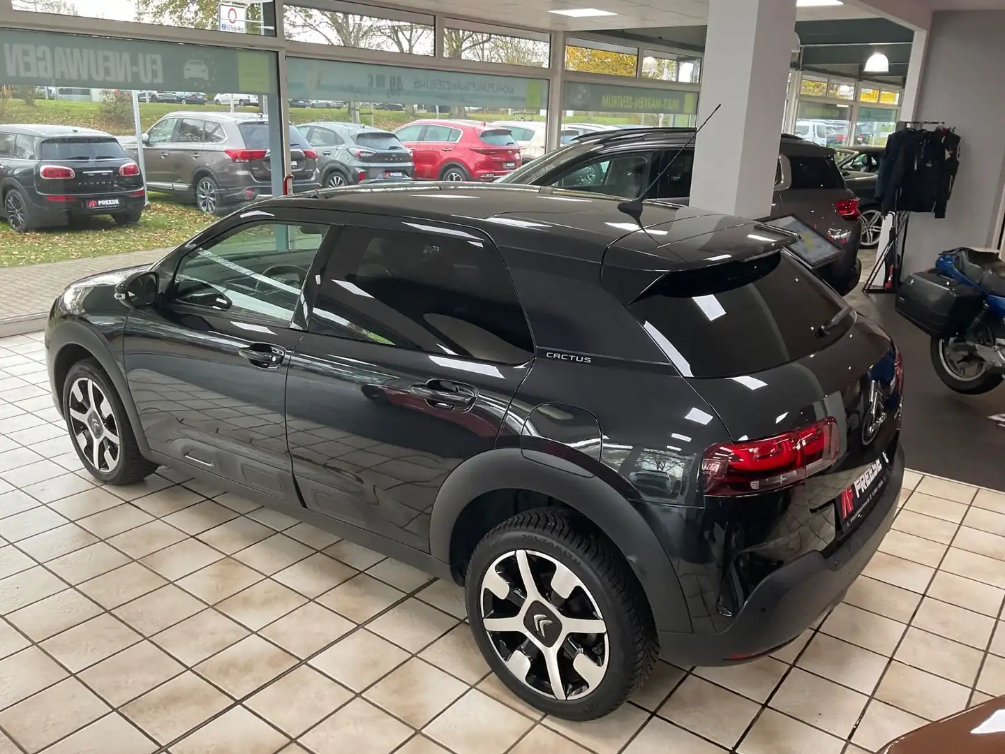 Citroen C4 Cactus Shine Schwarz - 2