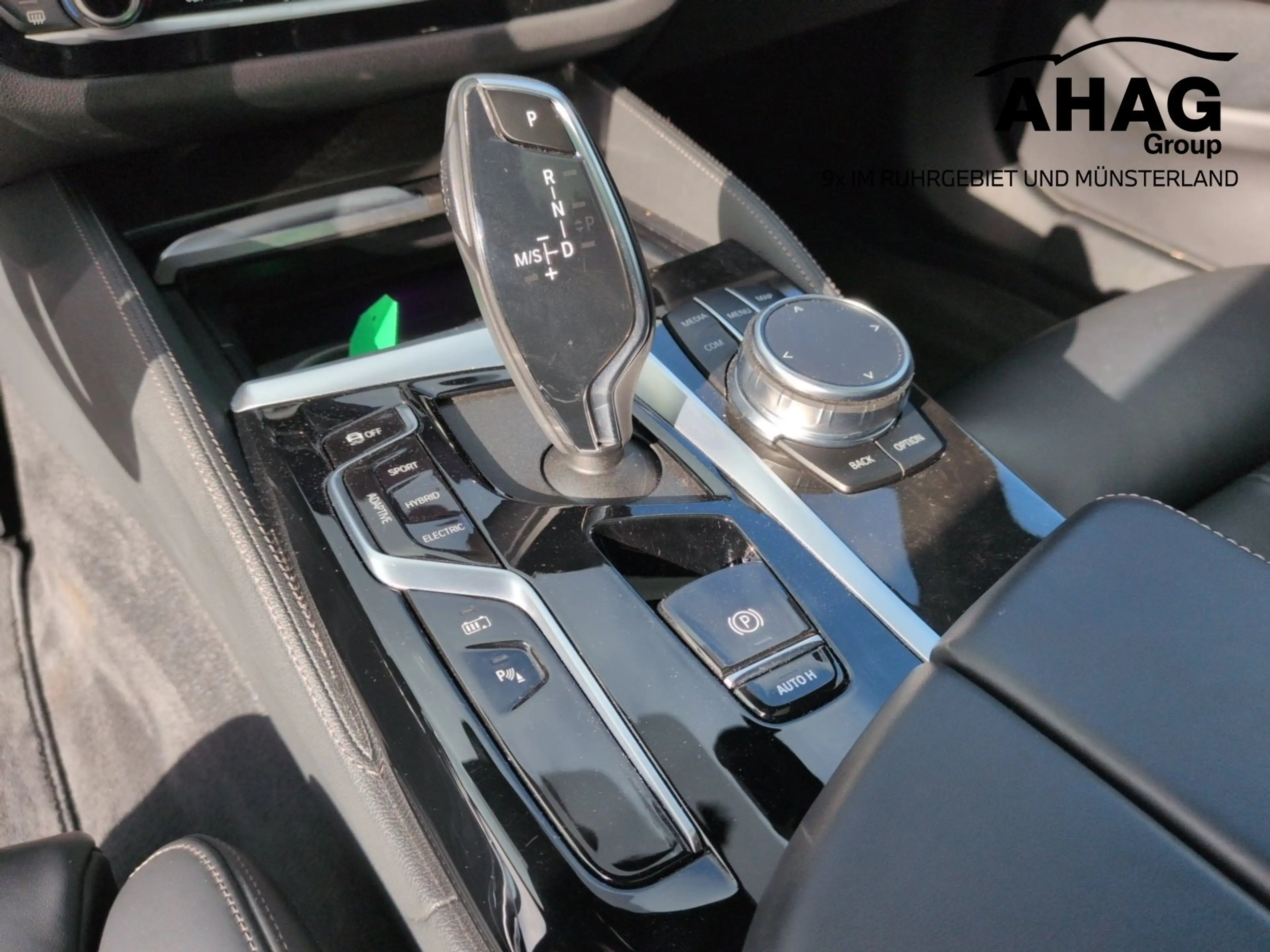 BMW 545 e xDrive Limousine — photo 10