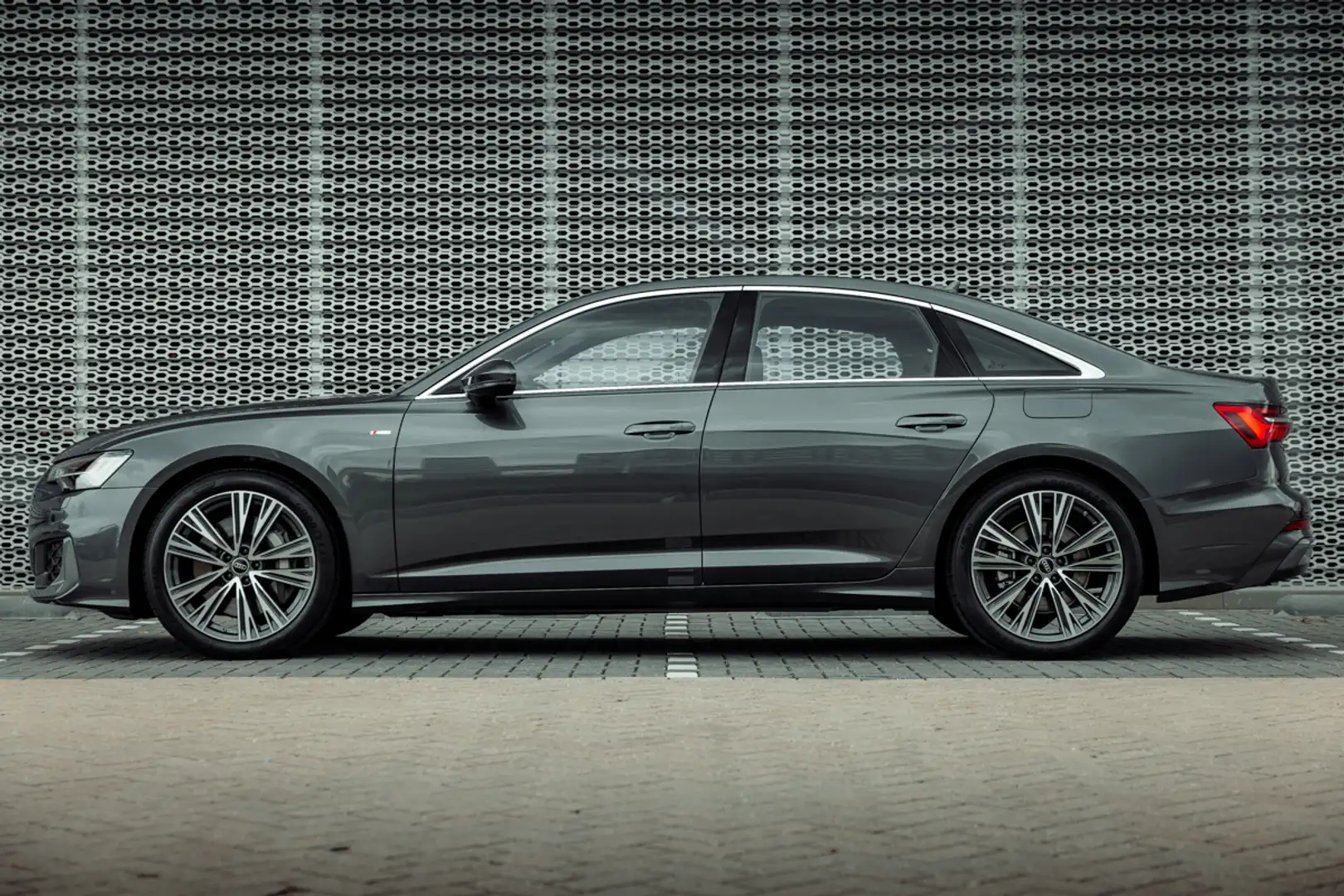 Audi A6 Limousine 50 TFSI e 299pk quattro S tronic S editi Grijs - 2