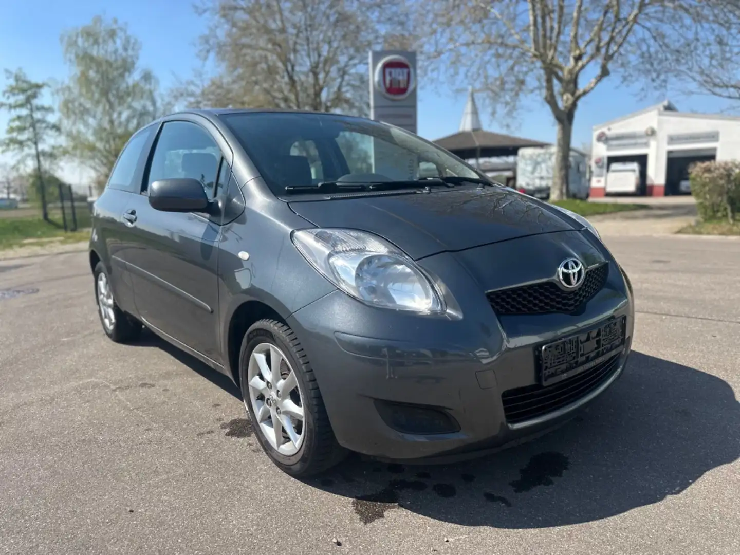 Toyota Yaris 1.33i Sol Grau - 1