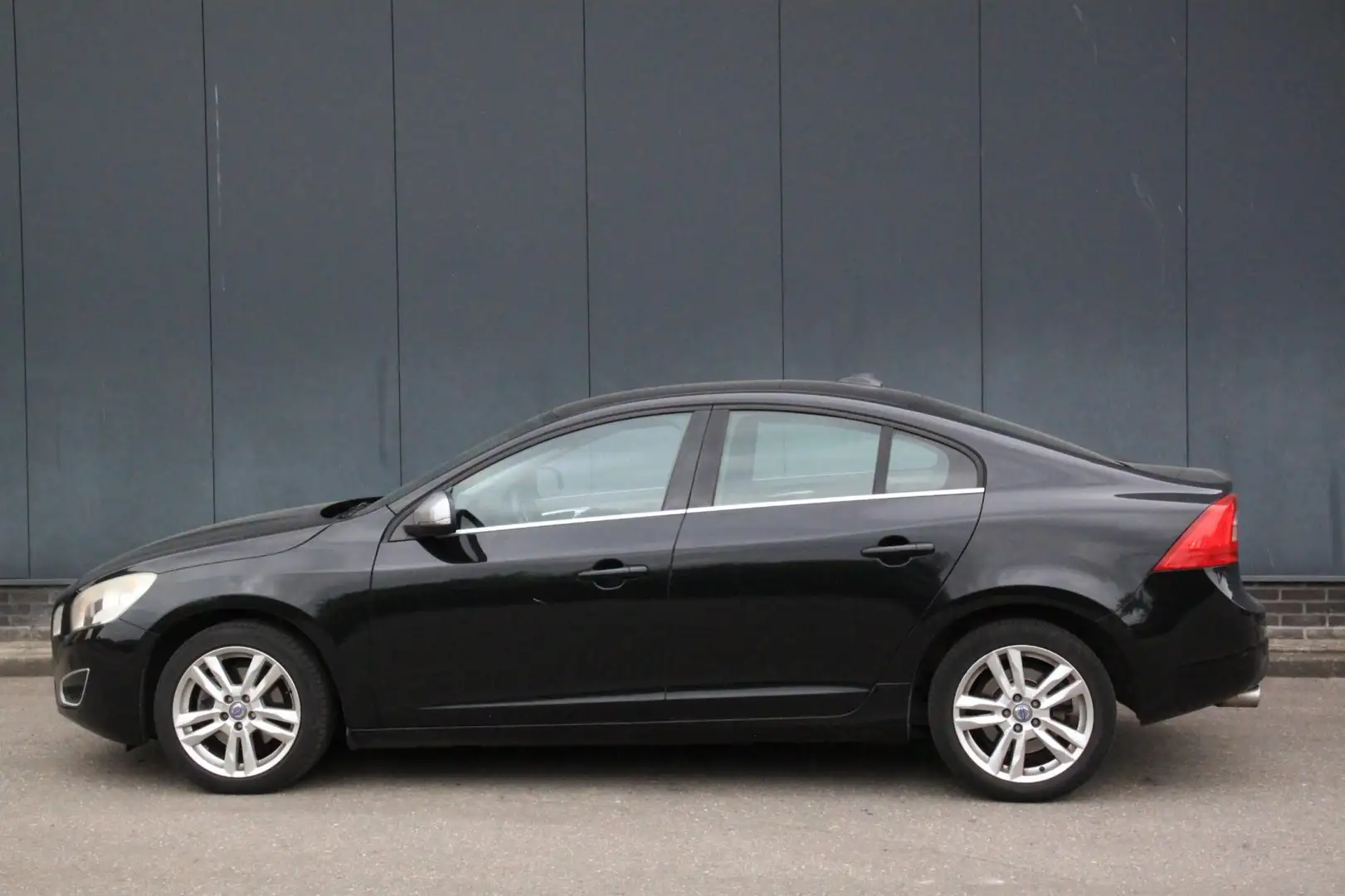 Volvo S60 1.6 T3 Kinetic navigatie/Parkeersensor/17"inch lmv Zwart - 2