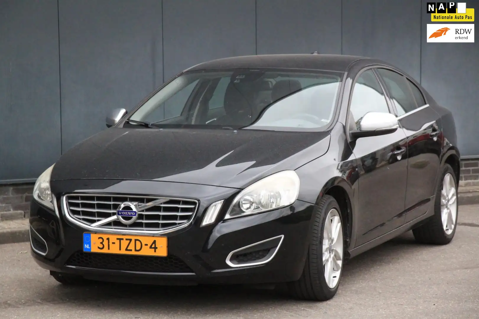 Volvo S60 1.6 T3 Kinetic navigatie/Parkeersensor/17"inch lmv Zwart - 1