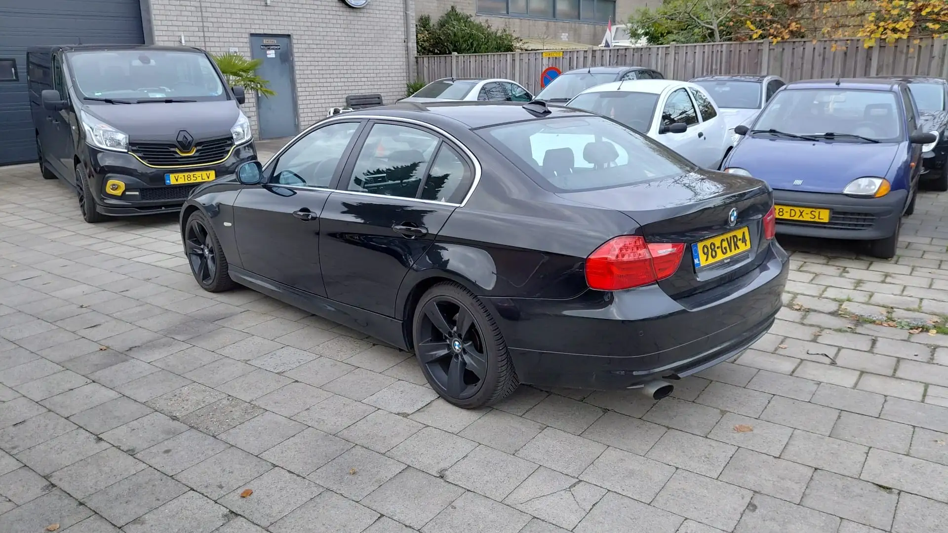 BMW 330 318i Business Line Zwart - 2