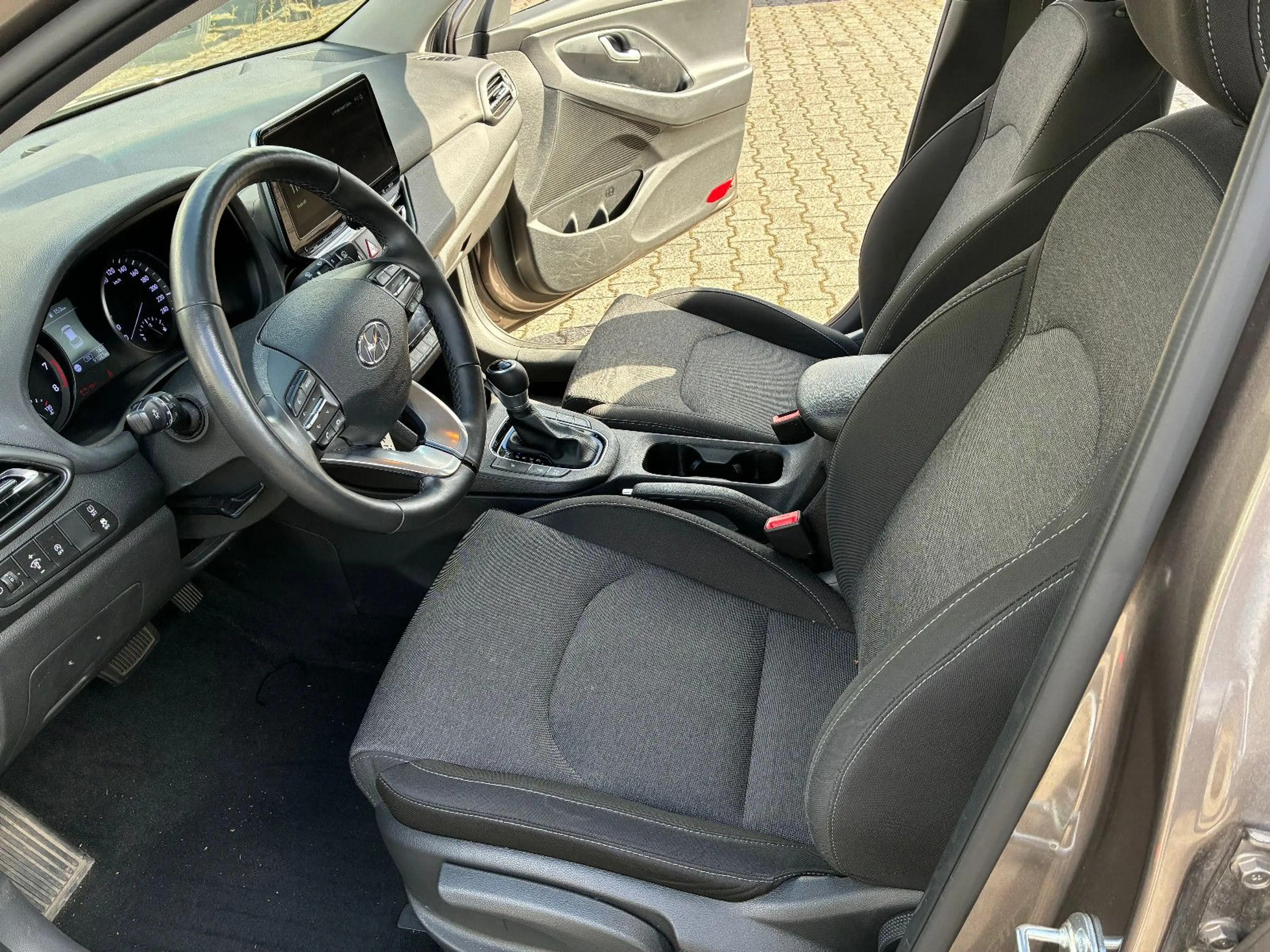 Hyundai i30 Automatik, Navigation, Tüv neu — photo 9
