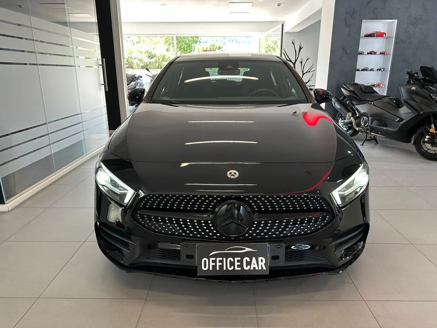 Mercedes-Benz A 200 d Premium Plus Zwart - 2