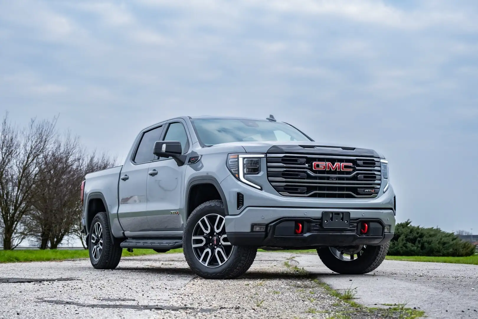 GMC Sierra 1500 AT4 CREW CAB 4x4 6.2L ECOTEC3 V8 ENGINE Gris - 2