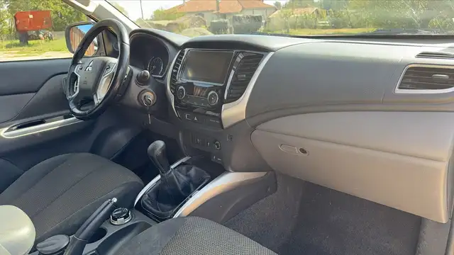 Mitsubishi L200 view 10