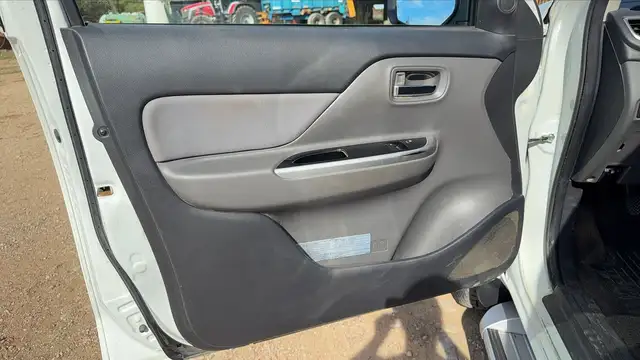 Mitsubishi L200 view 7