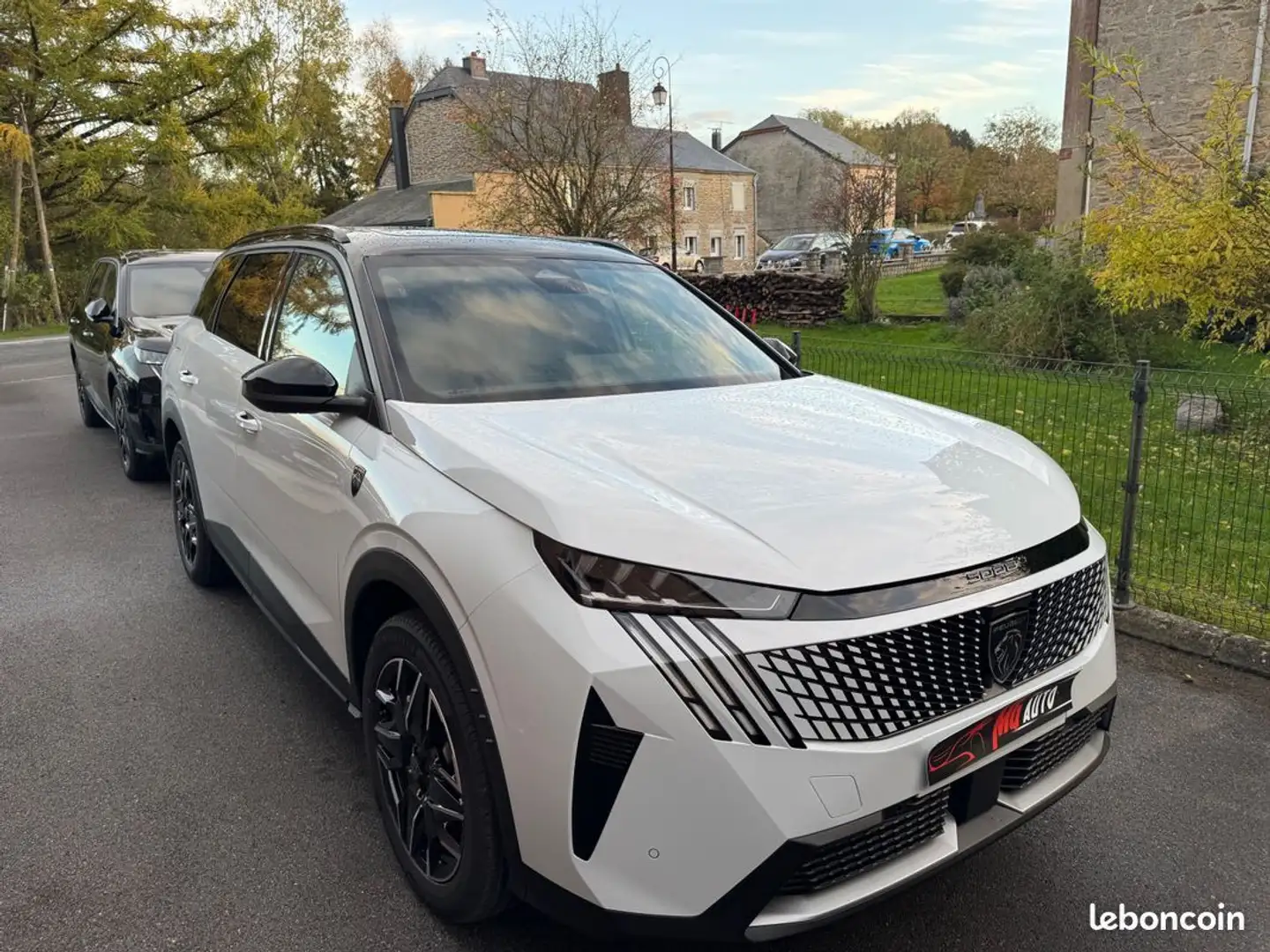 Peugeot 5008 GT HYBRID 145 CH E-DCS6 NEUF TOIT OUVRANT HAYON 7 PLACES GARANTIE 24 MOIS DISPONIBLES plus modèles avec attelage ou pack Wit - 1