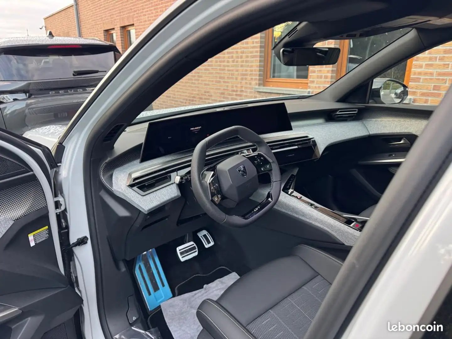 Peugeot 5008 GT HYBRID 145 CH E-DCS6 NEUF TOIT OUVRANT HAYON 7 PLACES GARANTIE 24 MOIS DISPONIBLES plus modèles avec attelage ou pack Wit - 2