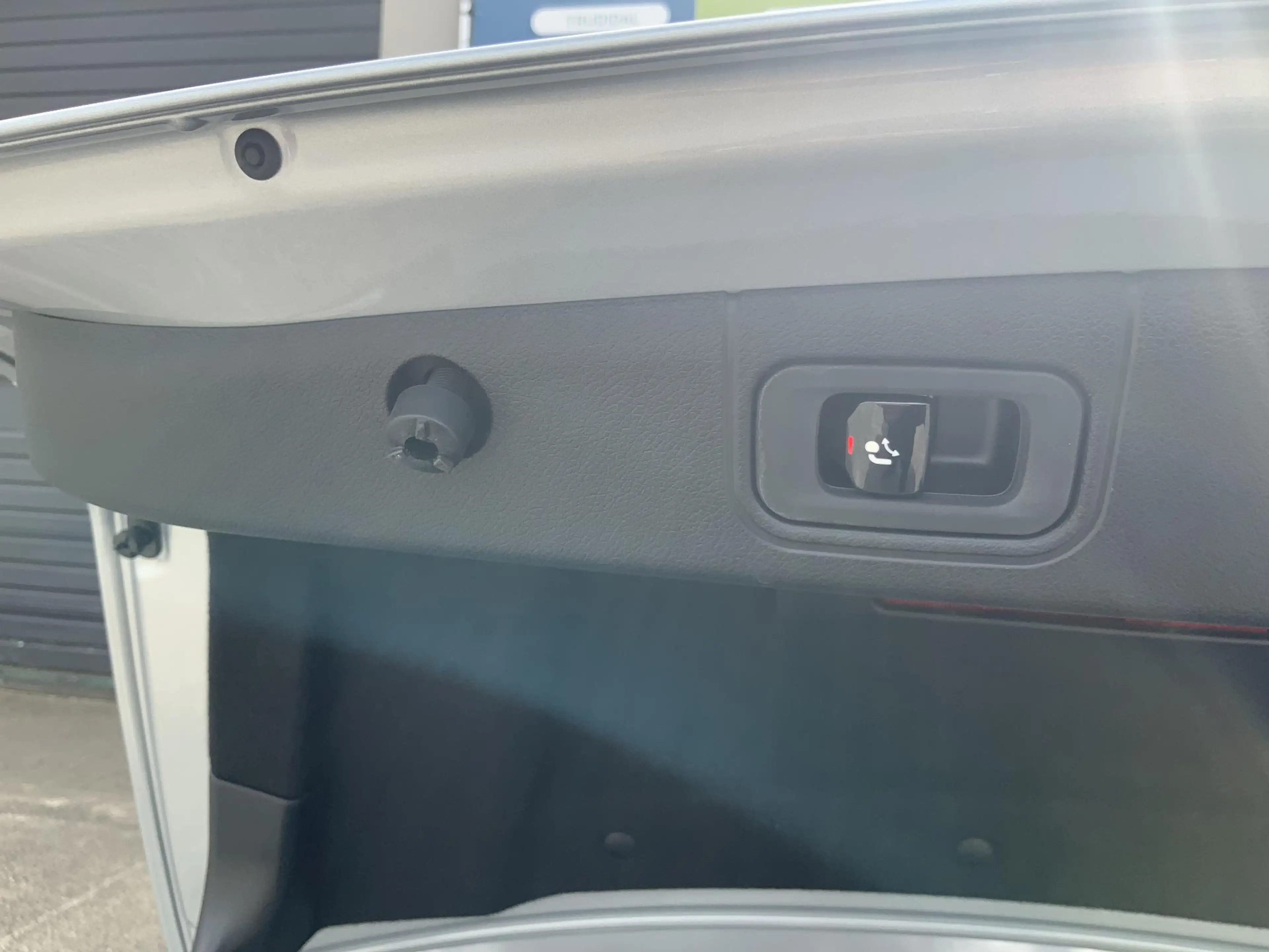 Mercedes-Benz E 200 Luxury Line — photo 14