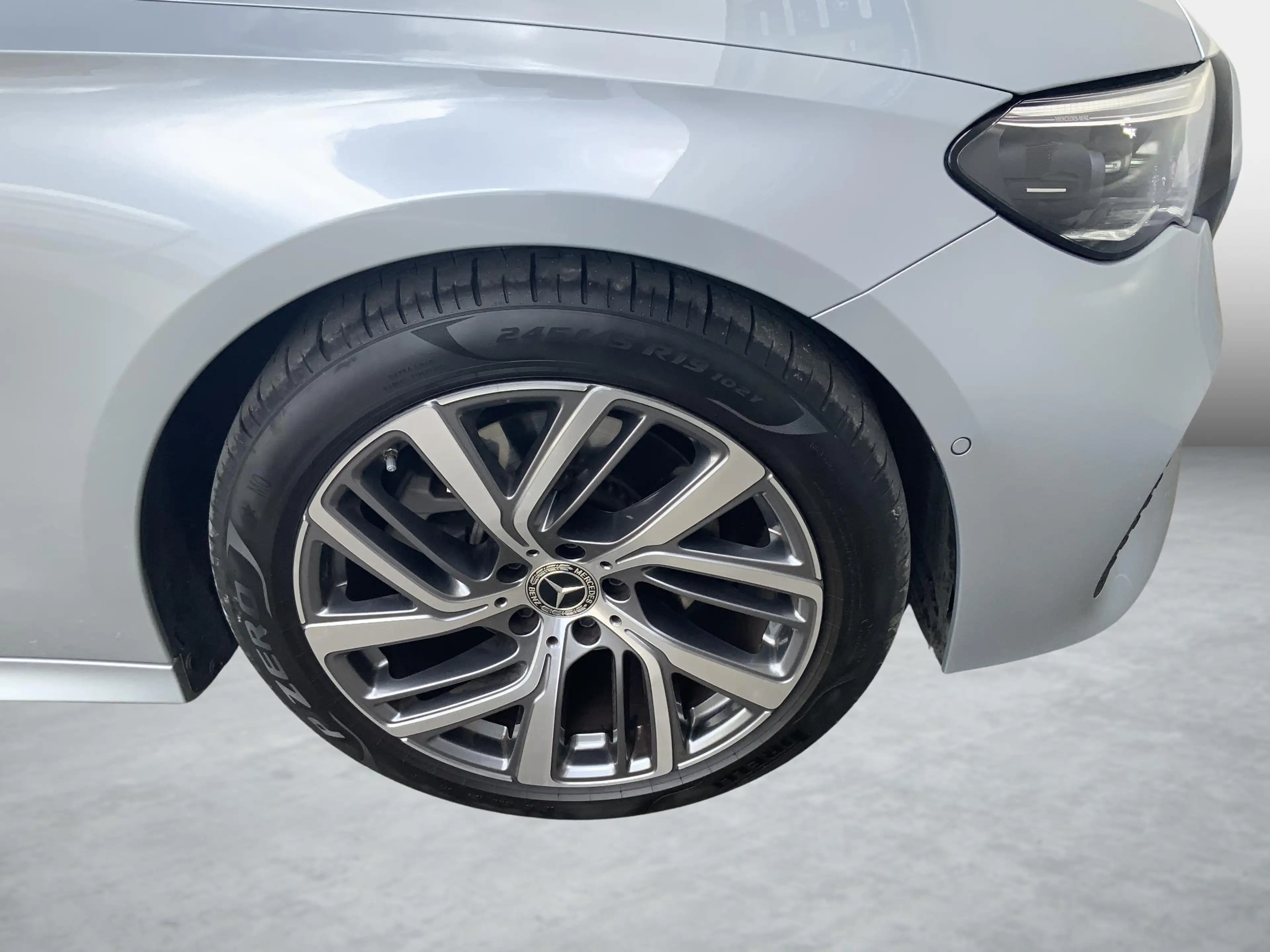 Mercedes-Benz E 200 Luxury Line — photo 5