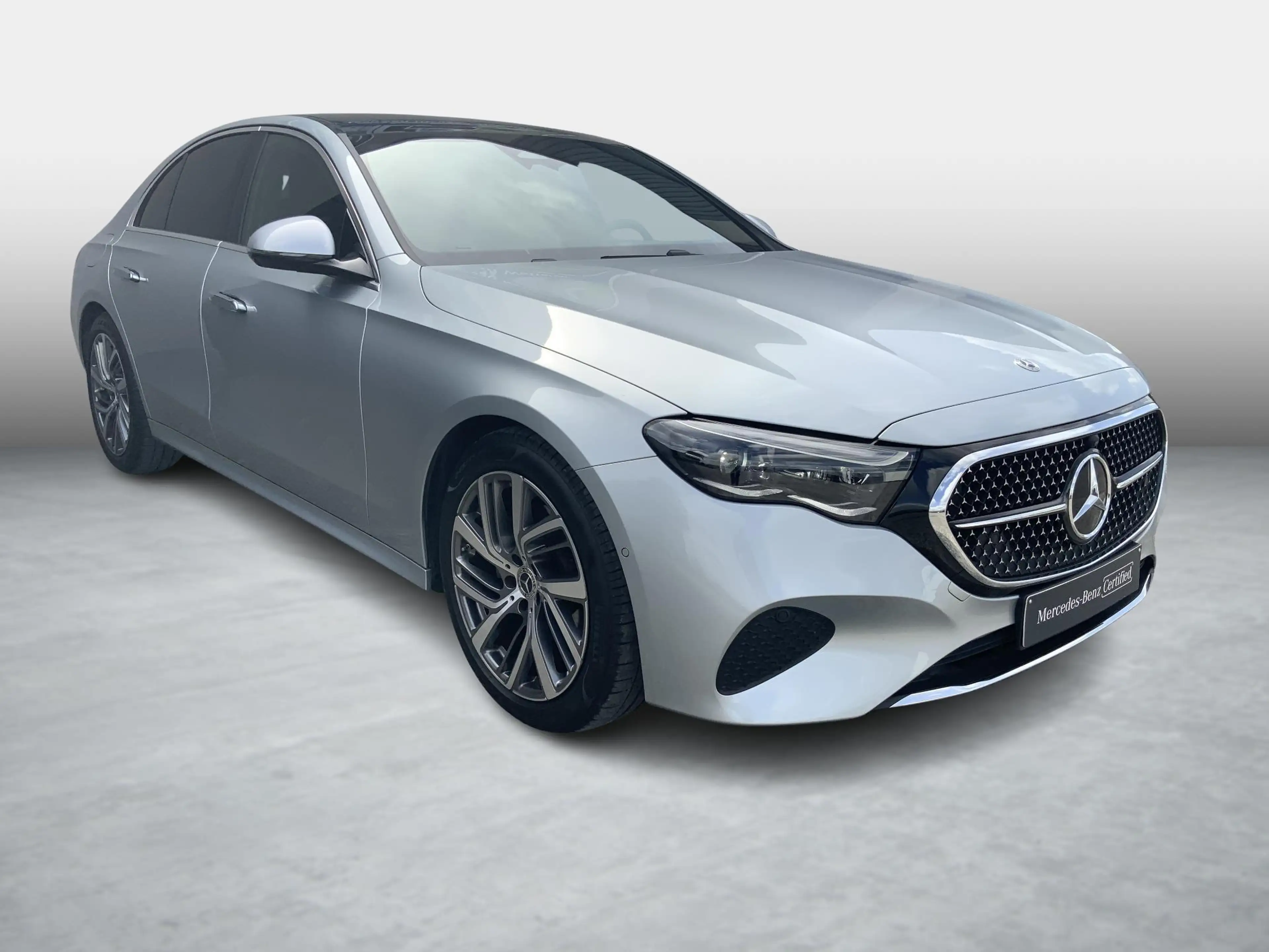 Mercedes-Benz E 200 Luxury Line — photo 2