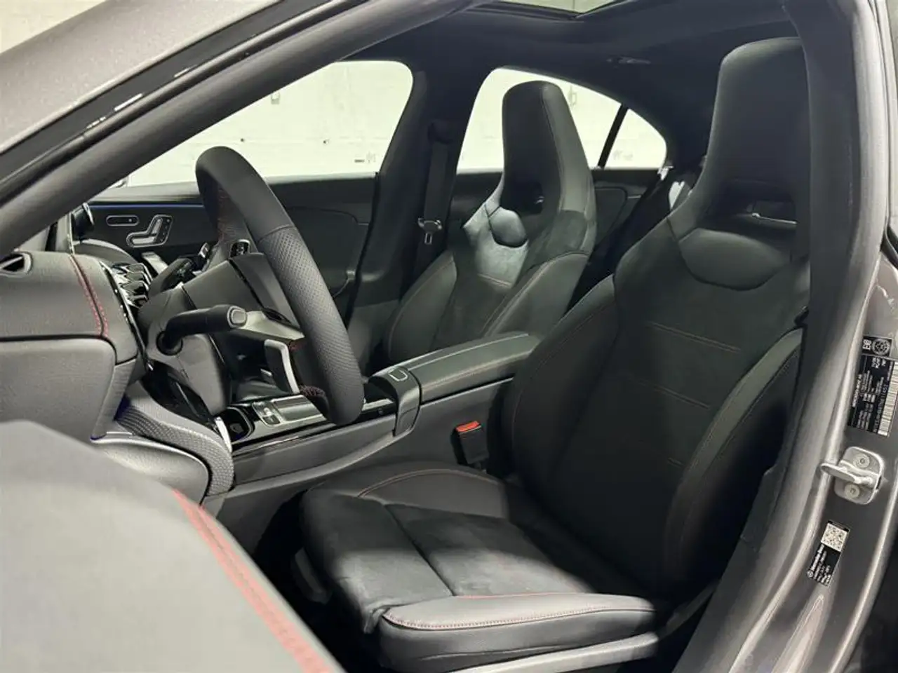 Mercedes-Benz CLA снимка Mercedes-Benz CLA