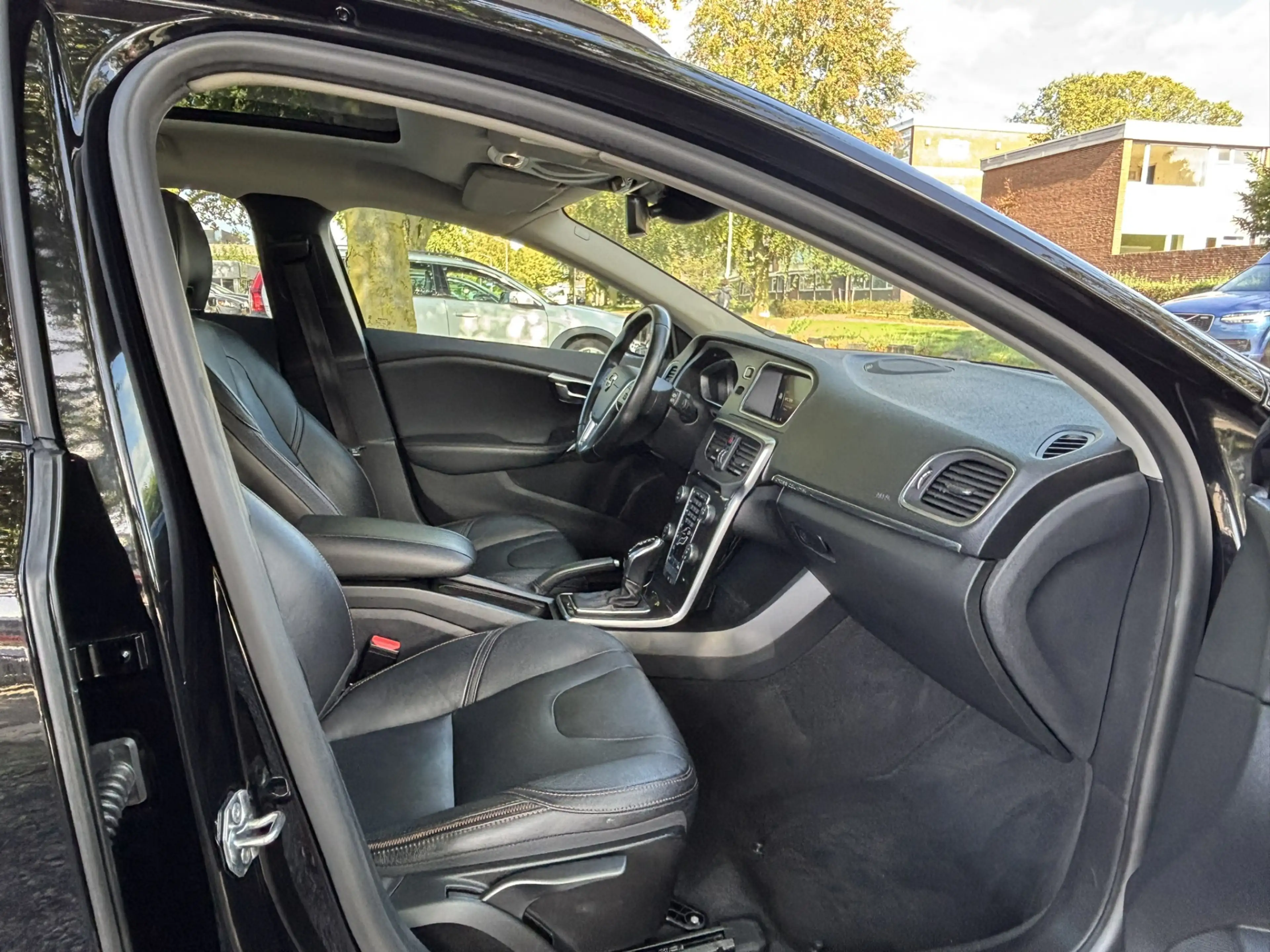 Volvo V40 Cross Country 1.5 T3 Polar+ Luxury DAB Pano Keyless Harman Kardo — photo 15