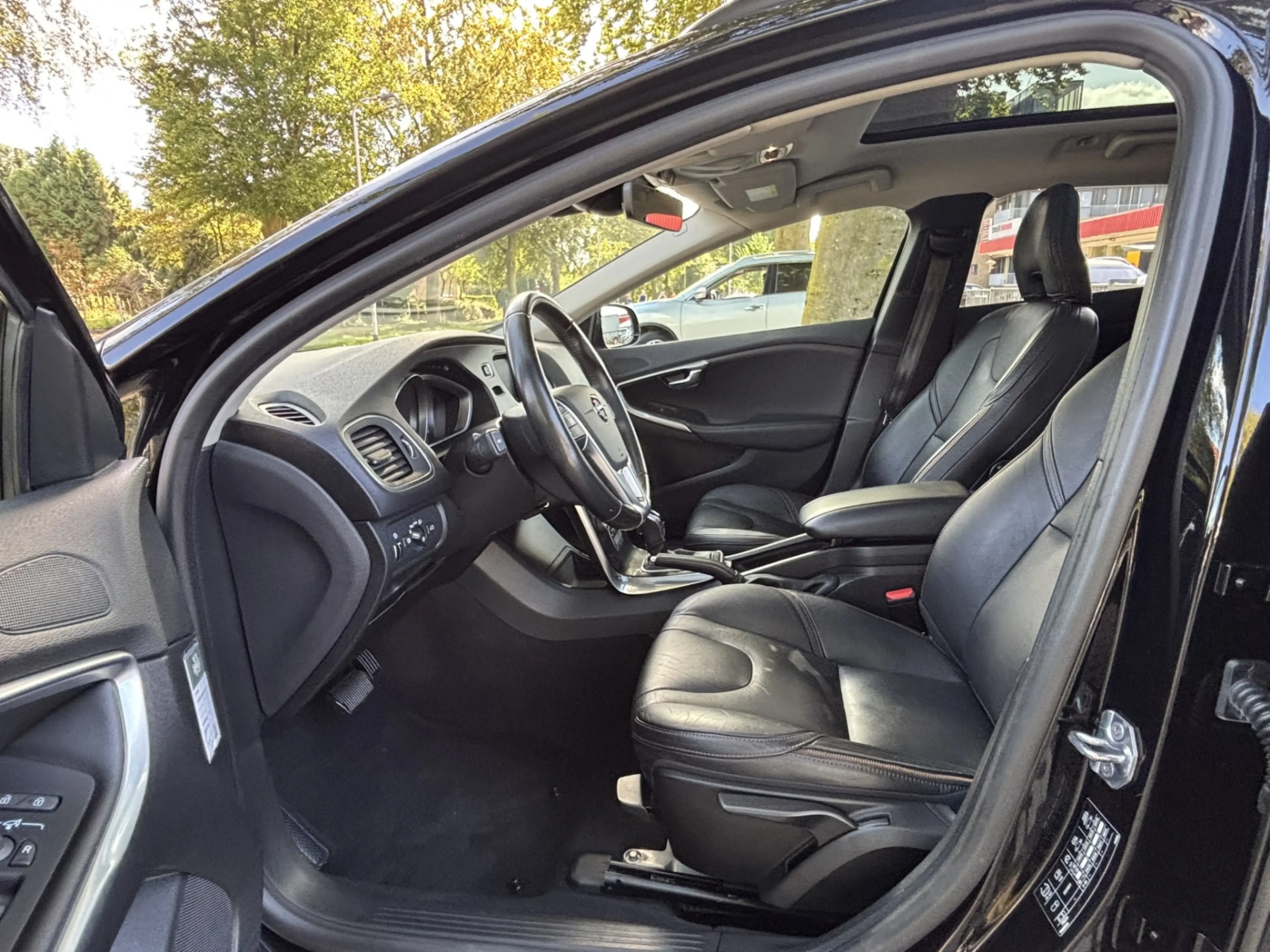 Volvo V40 Cross Country 1.5 T3 Polar+ Luxury DAB Pano Keyless Harman Kardo — photo 4