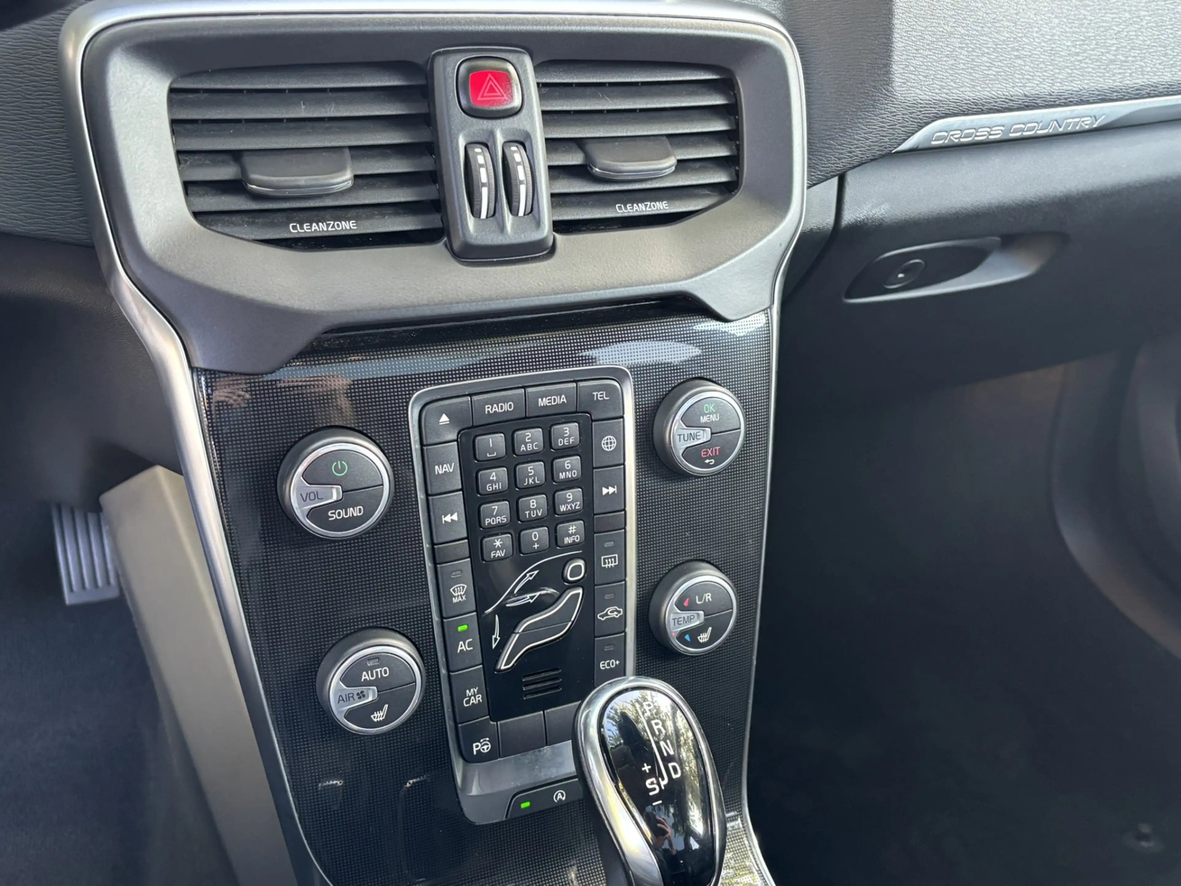 Volvo V40 Cross Country 1.5 T3 Polar+ Luxury DAB Pano Keyless Harman Kardo — photo 9