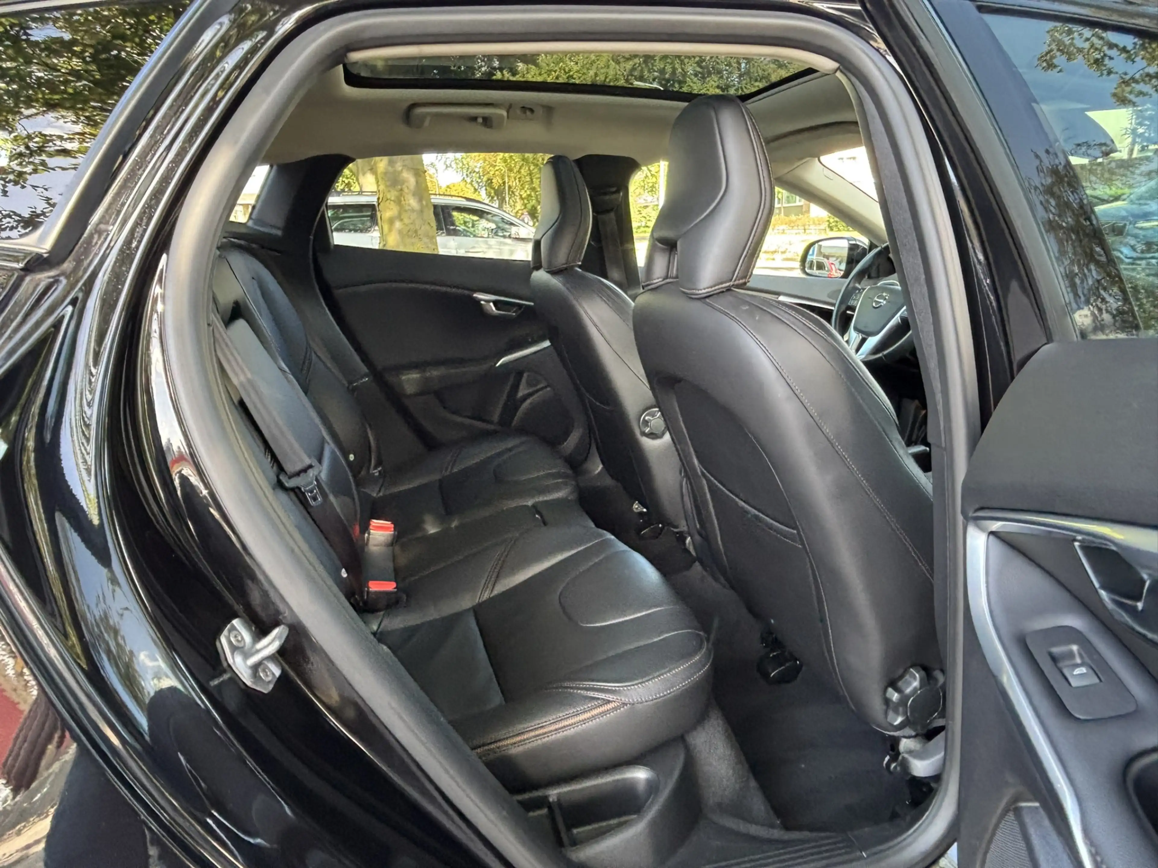 Volvo V40 Cross Country 1.5 T3 Polar+ Luxury DAB Pano Keyless Harman Kardo — photo 14