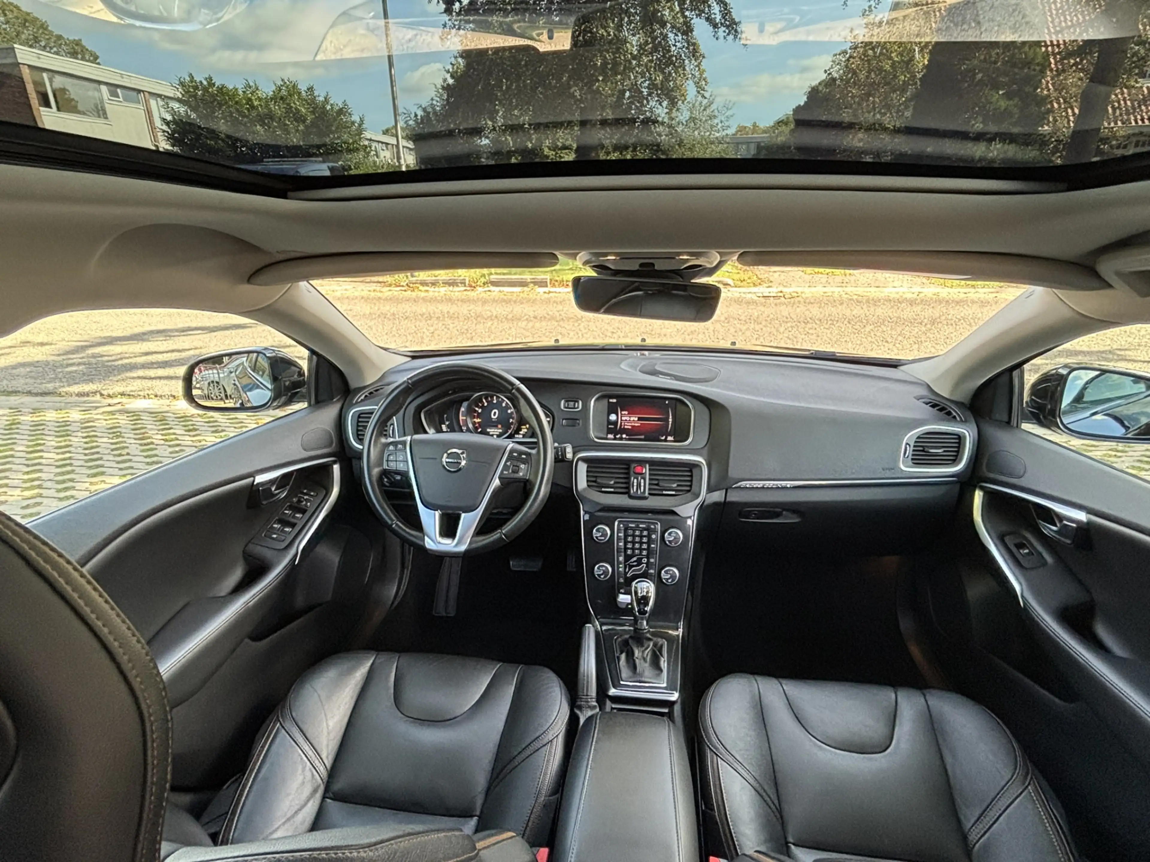 Volvo V40 Cross Country 1.5 T3 Polar+ Luxury DAB Pano Keyless Harman Kardo — photo 2