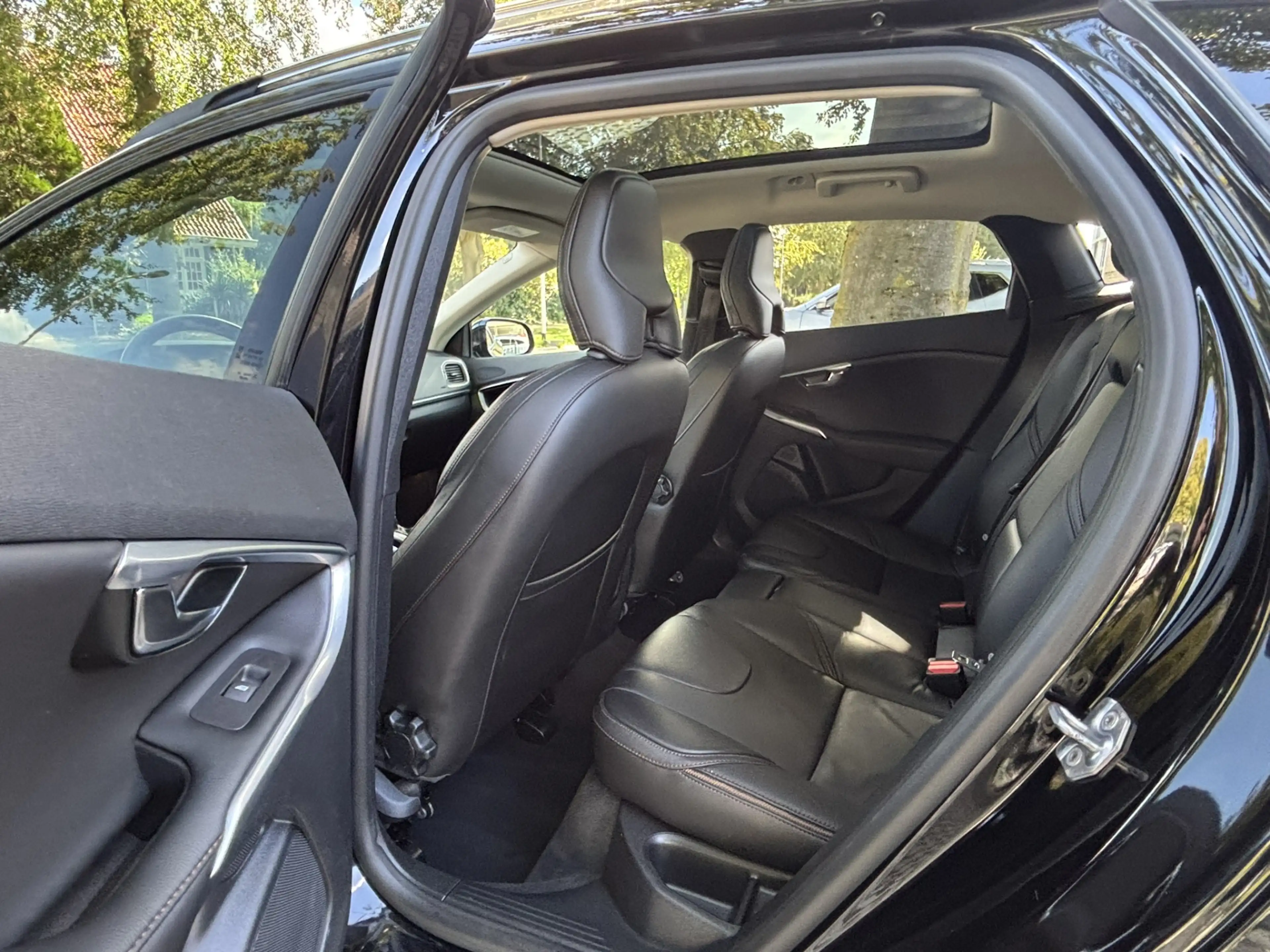 Volvo V40 Cross Country 1.5 T3 Polar+ Luxury DAB Pano Keyless Harman Kardo — photo 6