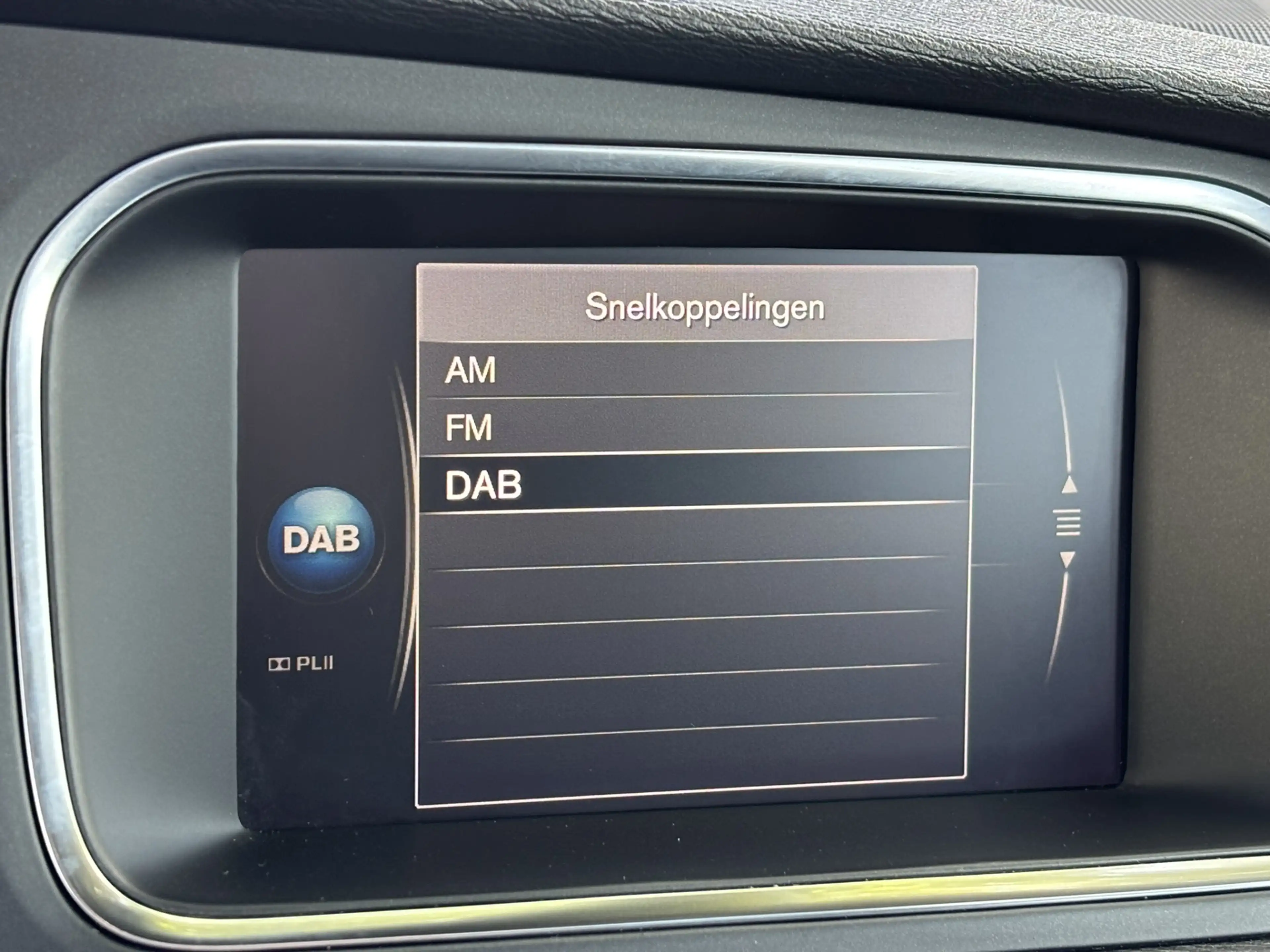 Volvo V40 Cross Country 1.5 T3 Polar+ Luxury DAB Pano Keyless Harman Kardo — photo 13