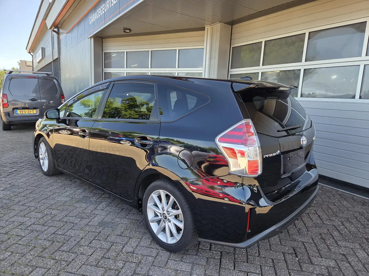 Toyota Prius+ 1.8 Executive, 7-Persoons, Panoramadak, Zwart - 2