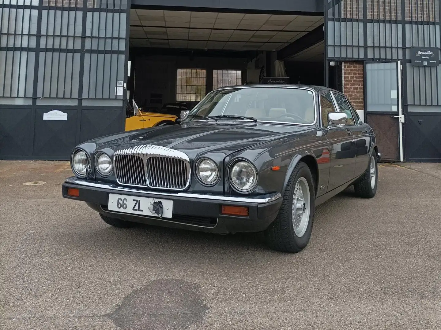 Daimler Double Six v12 5.3 litres boite auto Šedá - 1
