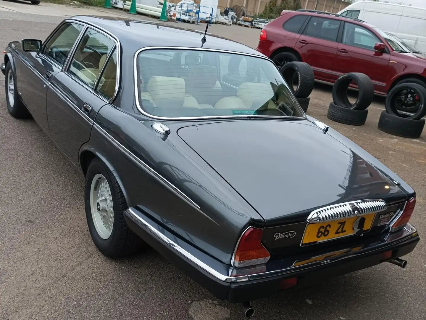 Daimler Double Six v12 5.3 litres boite auto Šedá - 2