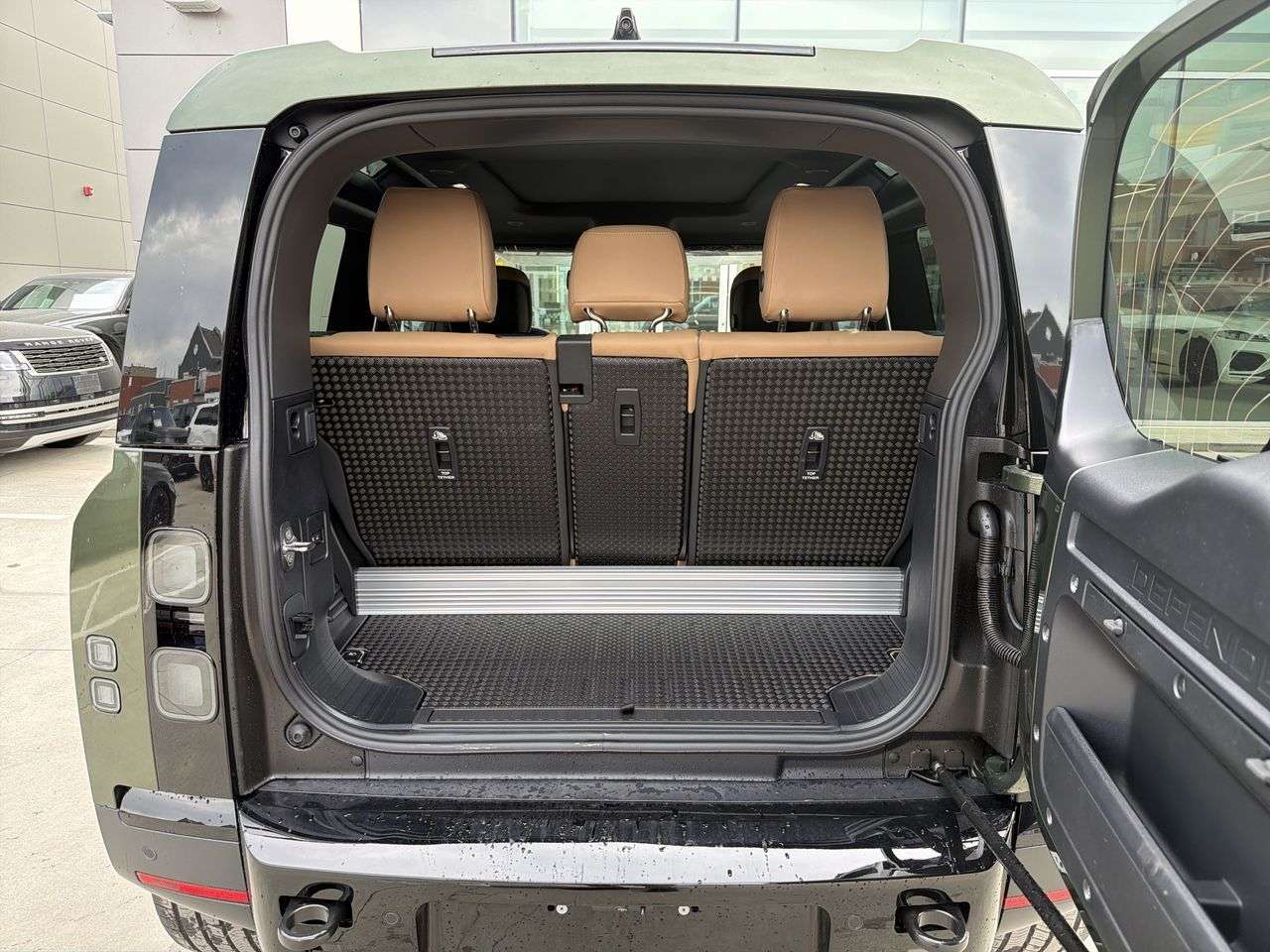 2026 Land Rover Defender 90 P300 S thumb 21