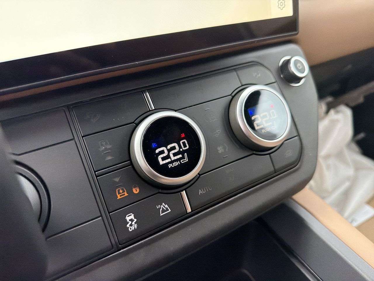 2026 Land Rover Defender 90 P300 S thumb 16