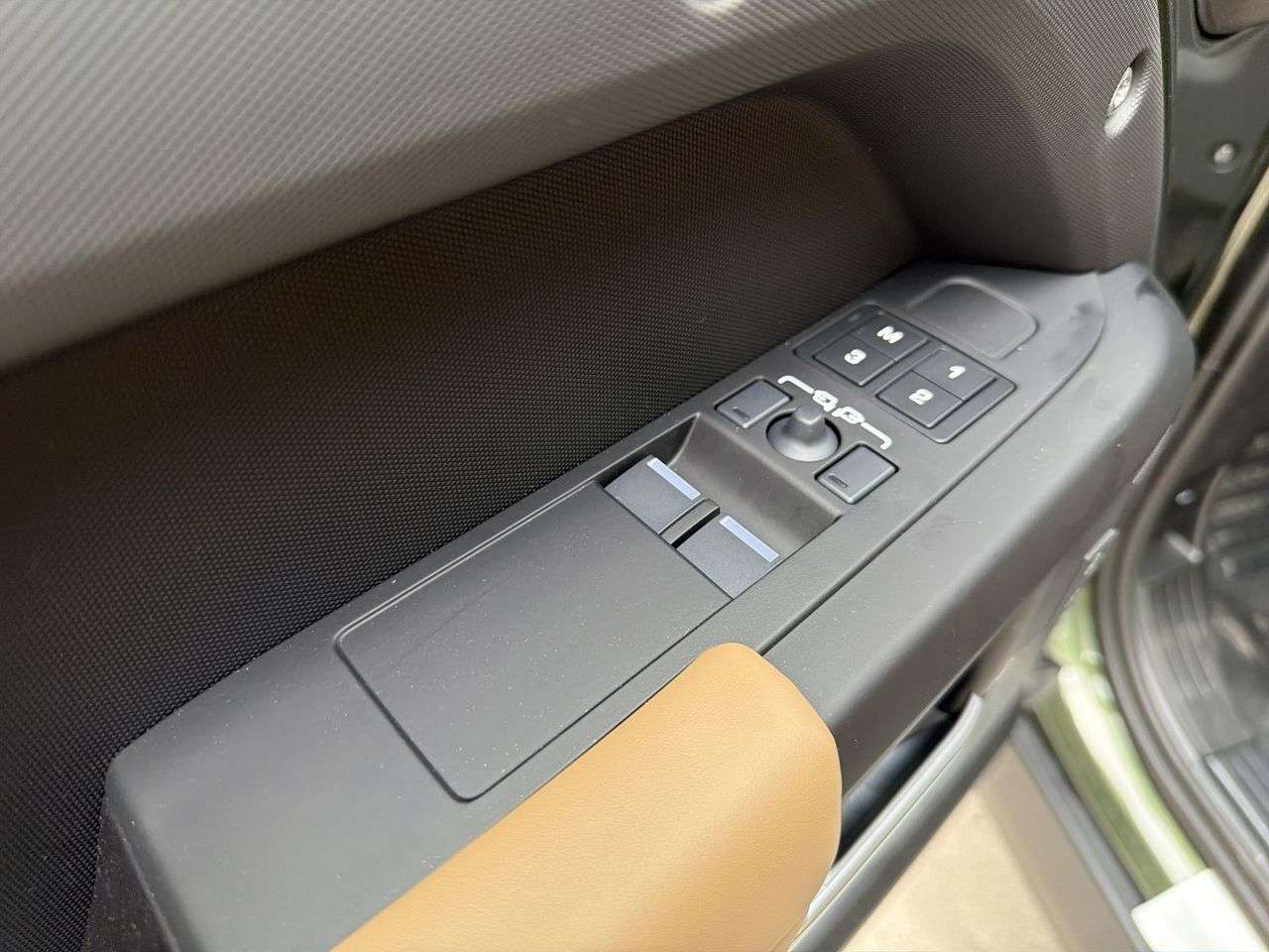 2026 Land Rover Defender 90 P300 S thumb 10