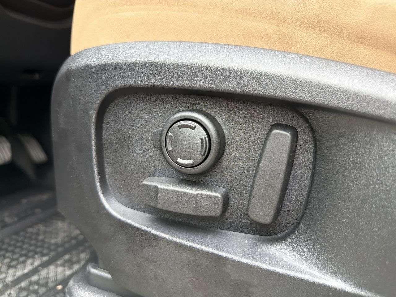 2026 Land Rover Defender 90 P300 S thumb 9