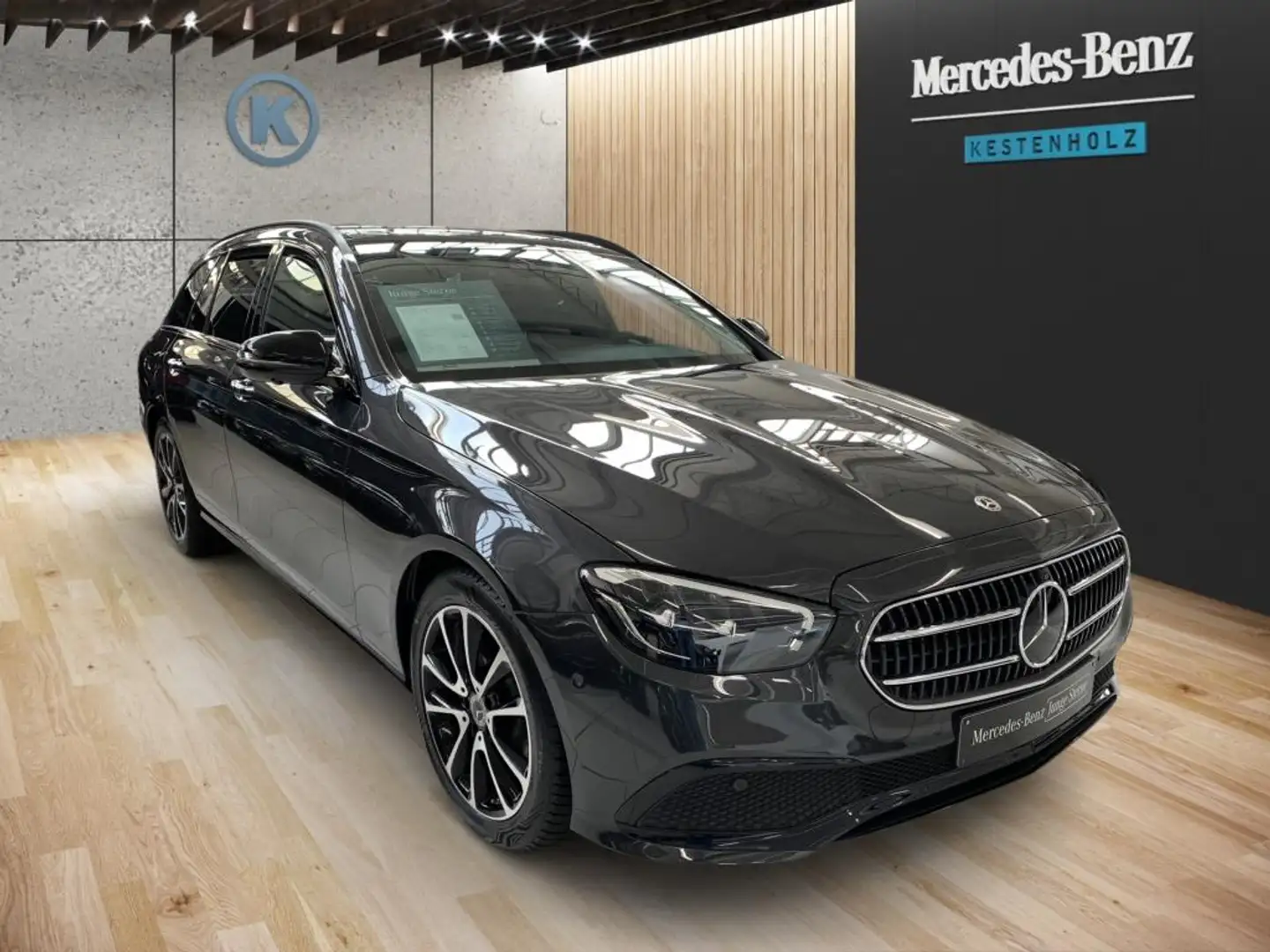 Mercedes-Benz E 220 d T *AVANTGARDE*AMG*AHK*MEMO*MBUX*360°* crna - 2