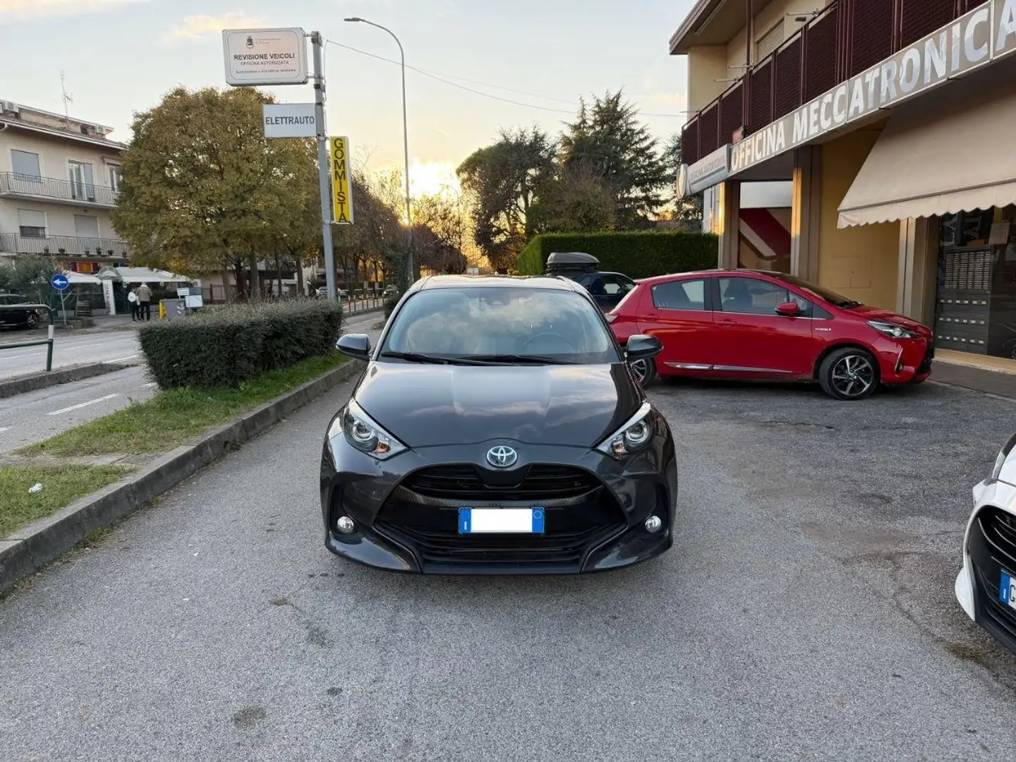 Toyota Yaris 1.5 Hybrid 5p.Business *PROMO* #TAGLIANDITOYOTA Gris - 2