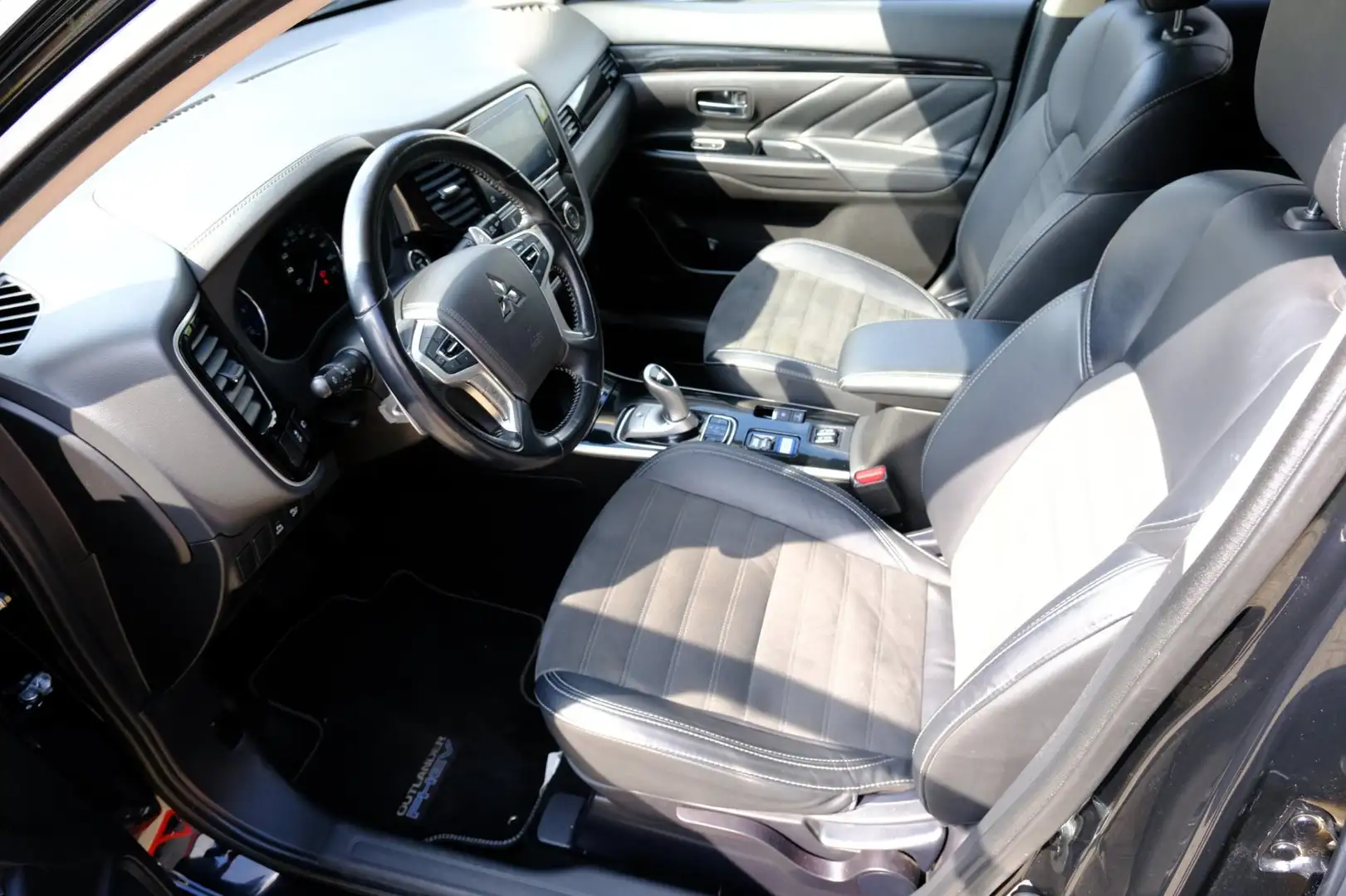 Mitsubishi Outlander 2.4 PHEV Intense Aut. Leder-alcantara|Cam|LMV|Clim Černá - 2