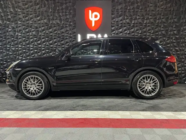 Porsche Cayenne view 3