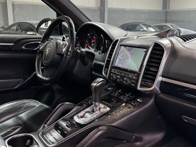 Porsche Cayenne view 11