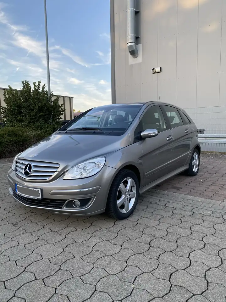 Mercedes-Benz B 180