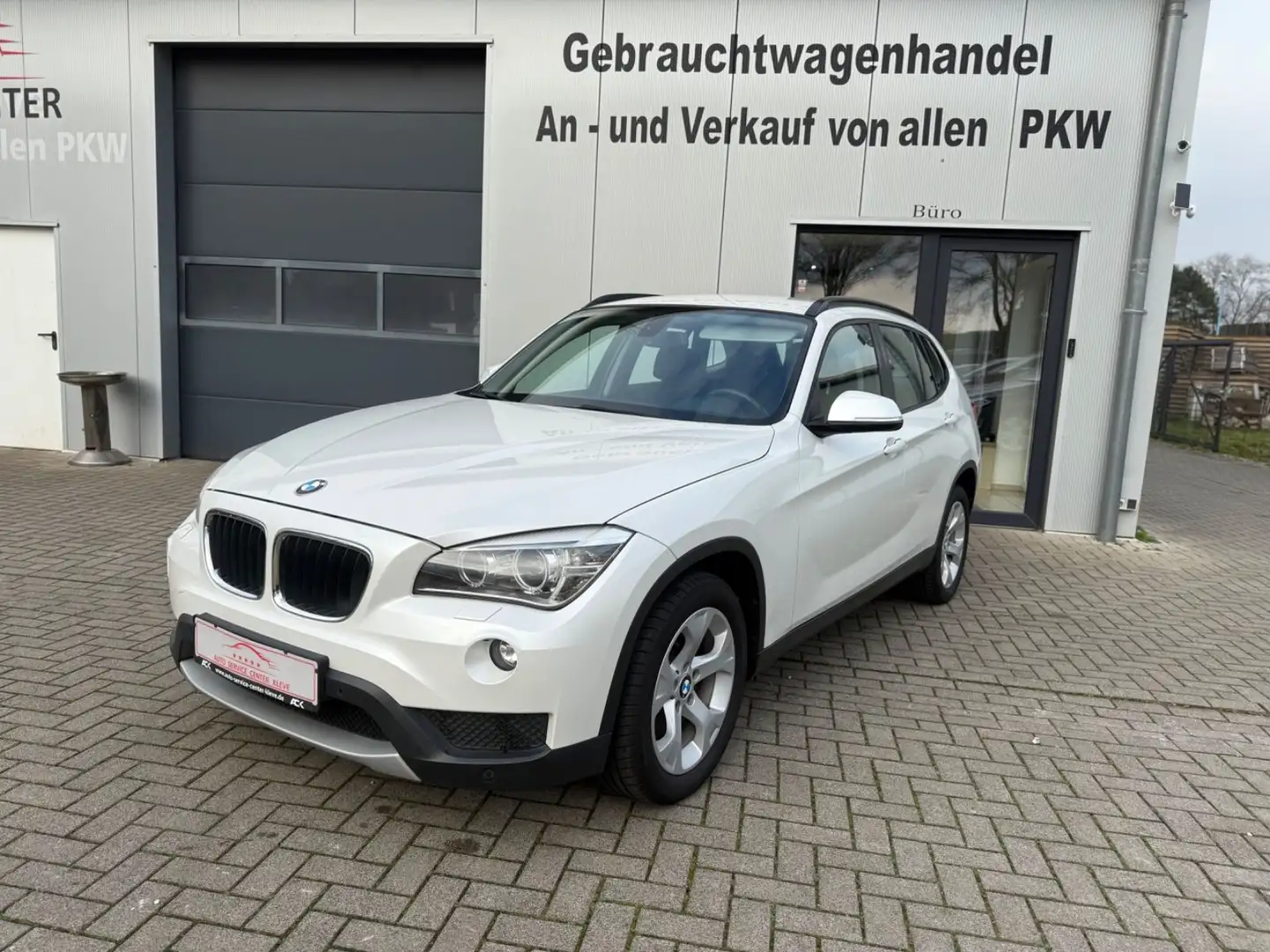 BMW X1 18 i sDrive*PDC*SHZ*SCHECKHEFT*KLIMAAUTO Weiß - 1
