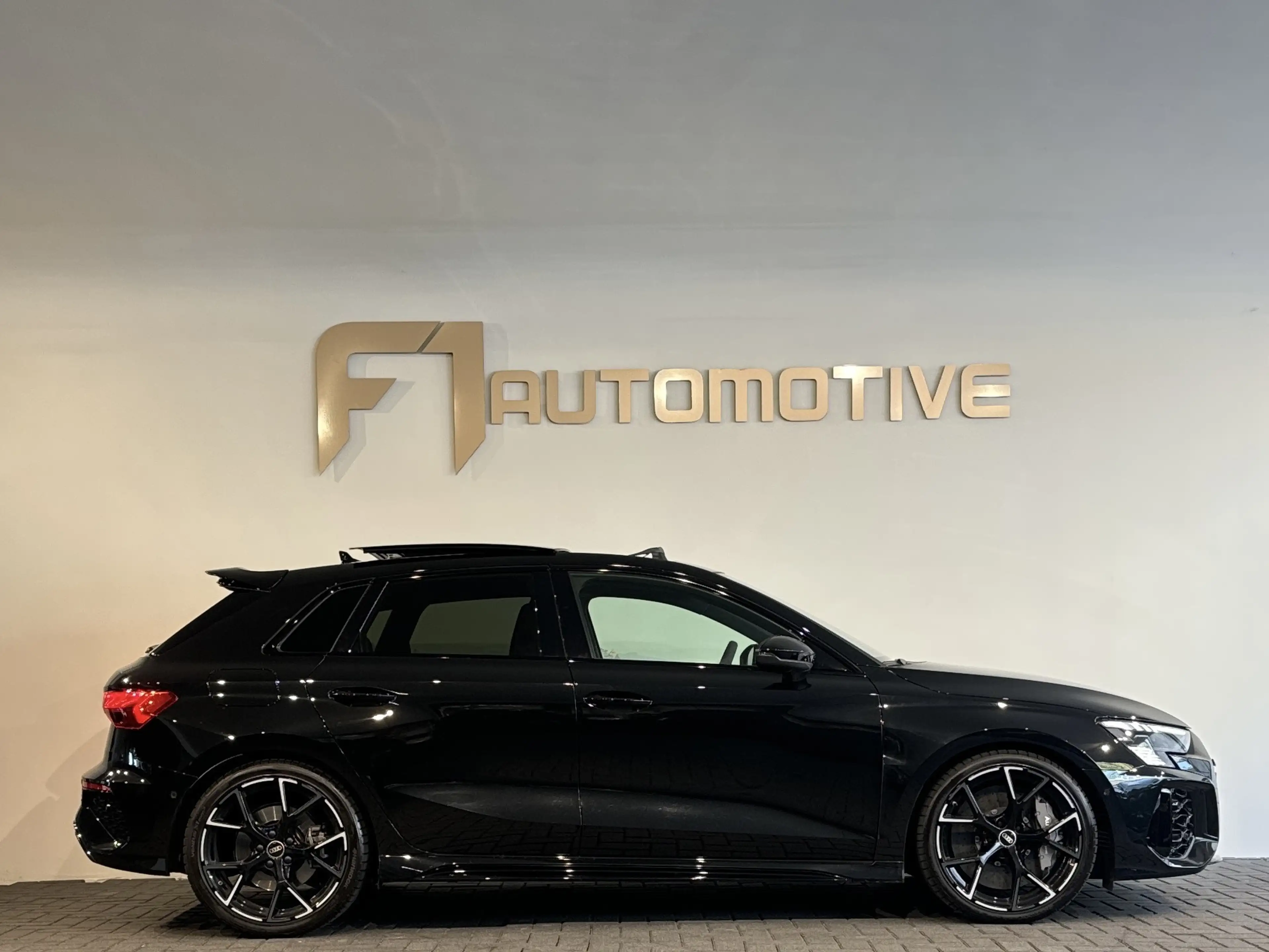 Audi RS3 Sportback 2.5 TFSI quattro Pano|Ceramic|Hulk|Keyle — photo 8